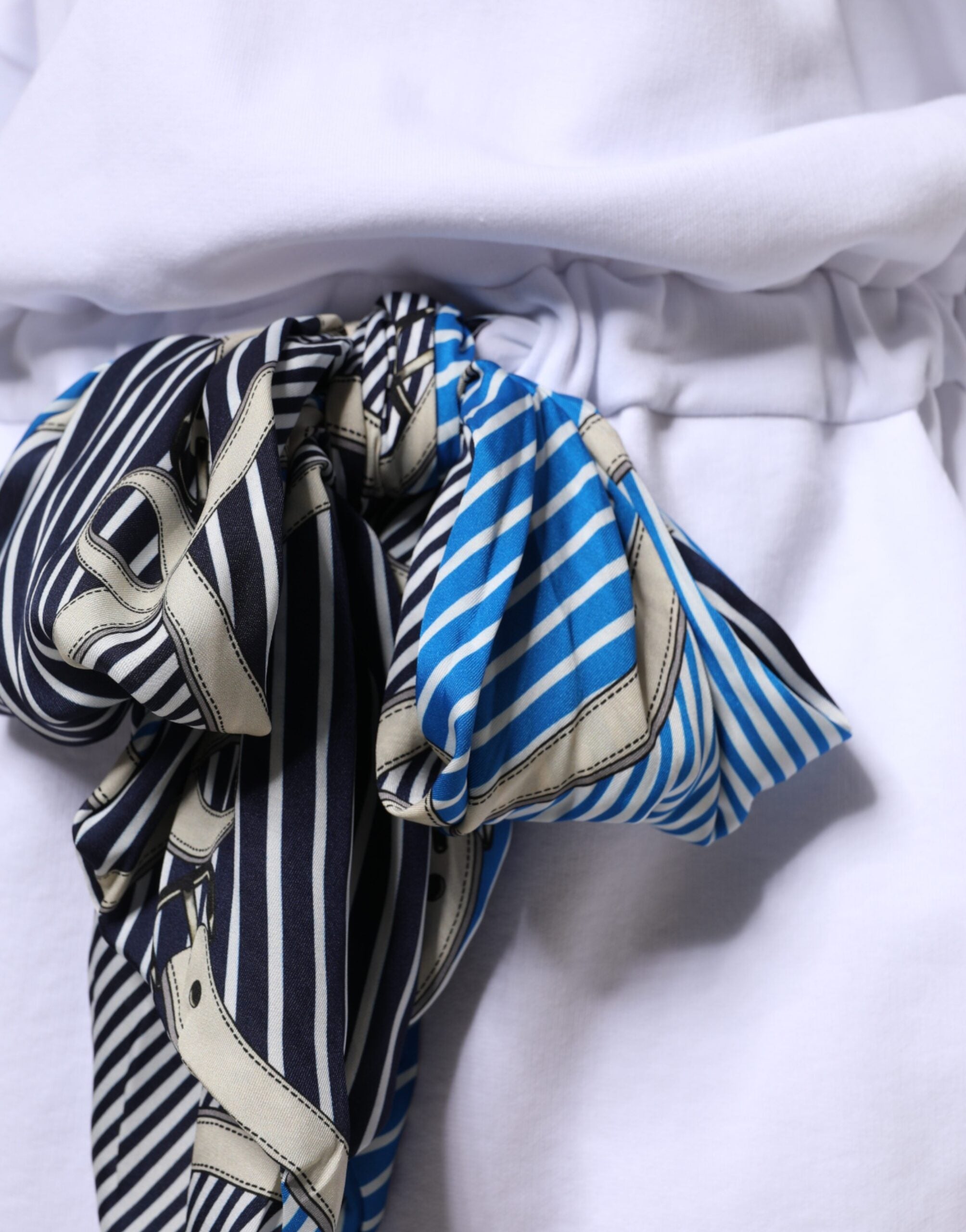 MSGM Weißes Baumwoll-Minikleid mit Gürtel und langen Ärmeln und Rundhalsausschnitt