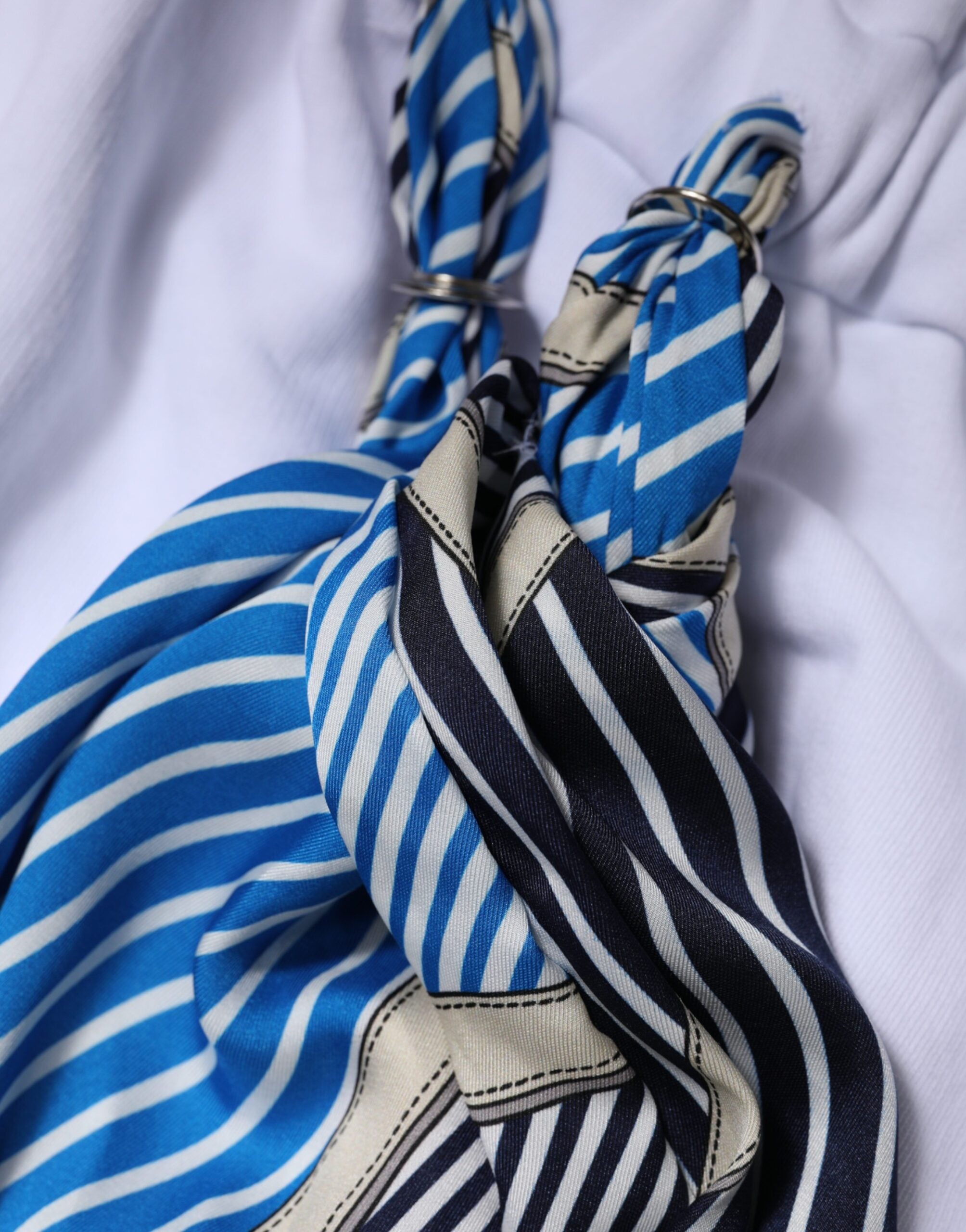 MSGM Weißes Baumwoll-Minikleid mit Gürtel und langen Ärmeln und Rundhalsausschnitt