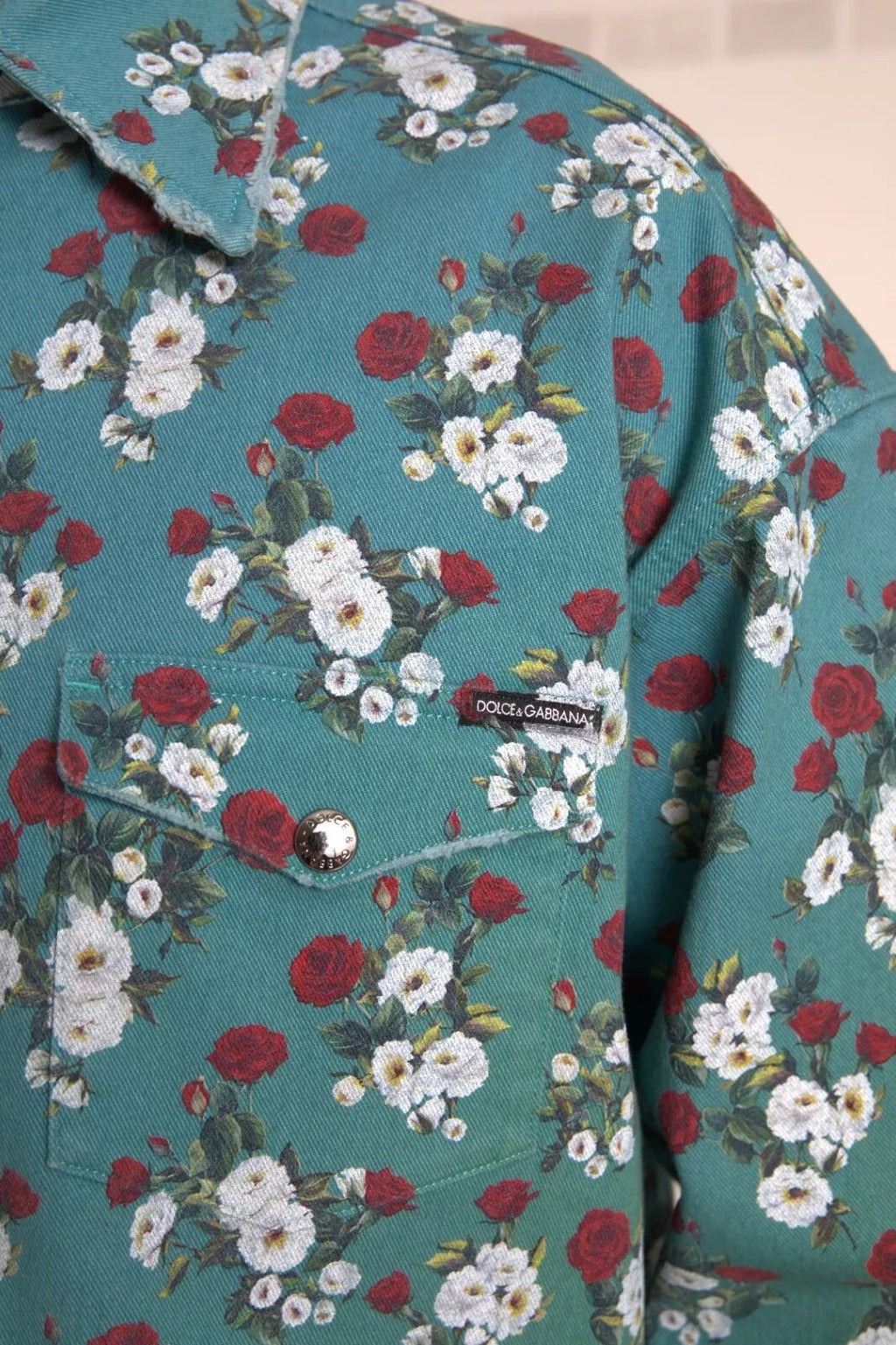 Dolce & Gabbana Blaues Jeanshemd aus Baumwolle mit Blumenmuster und Knopfleiste