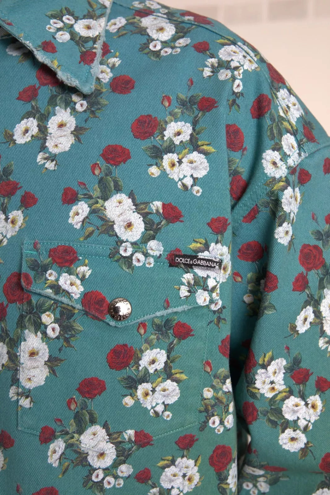 Dolce & Gabbana Blaues Jeanshemd aus Baumwolle mit Blumenmuster und Knopfleiste