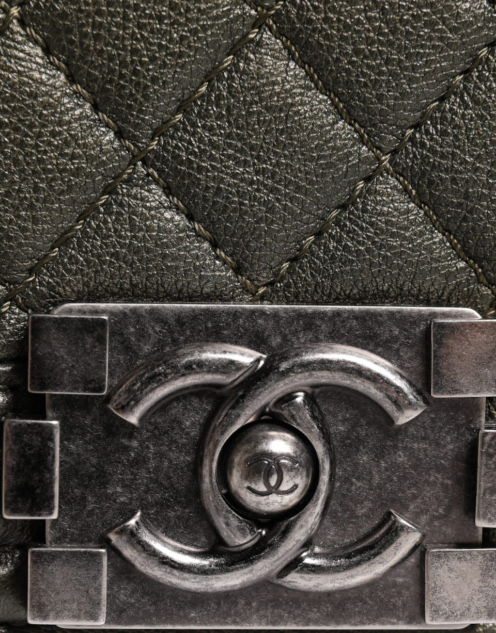 Chanel Dunkelgrüne Leder-Umhängetasche Graue Metall-Geldbörse Tasche