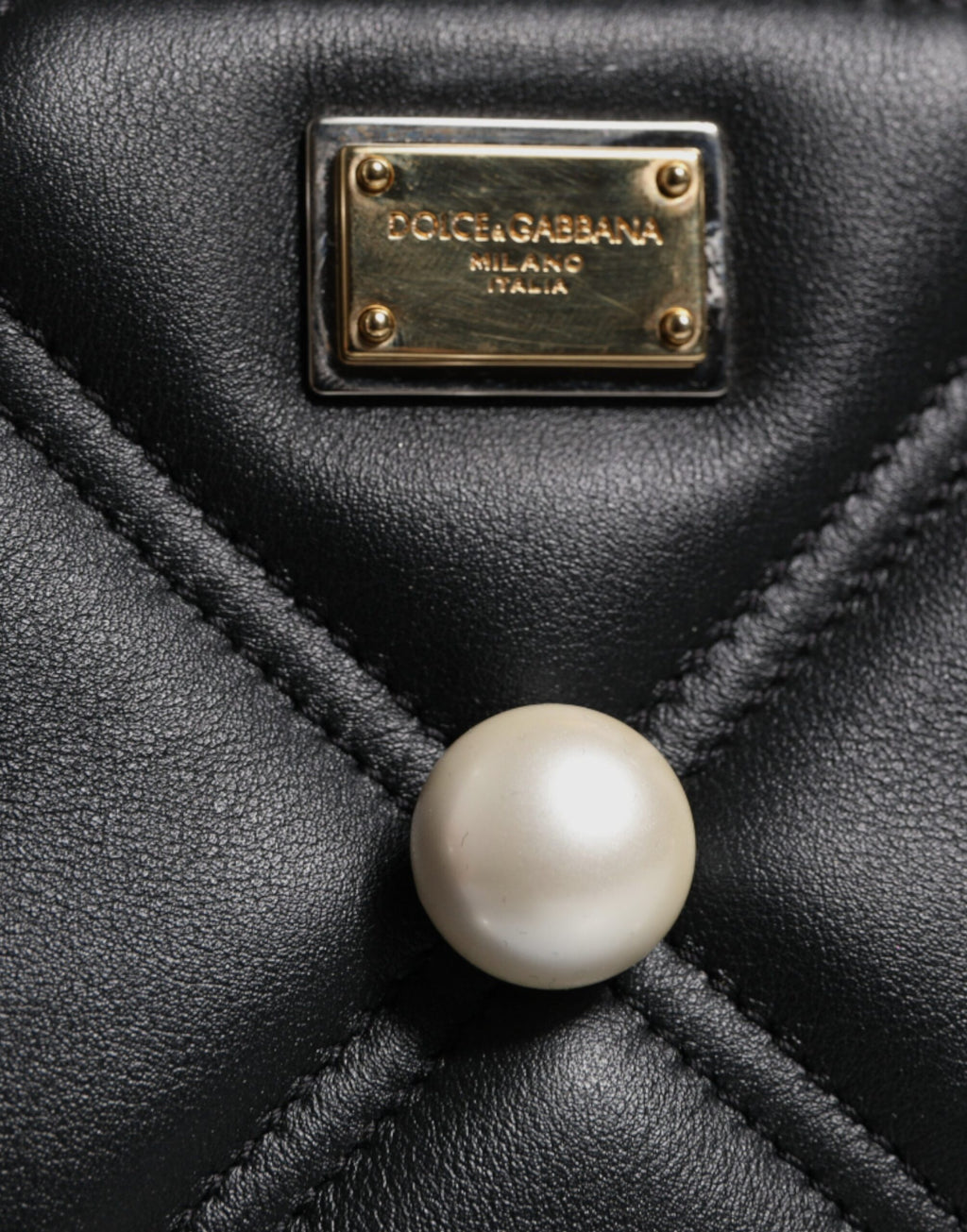 Dolce & Gabbana Schwarze Lederumhängetasche mit Logo und Perlenverzierung