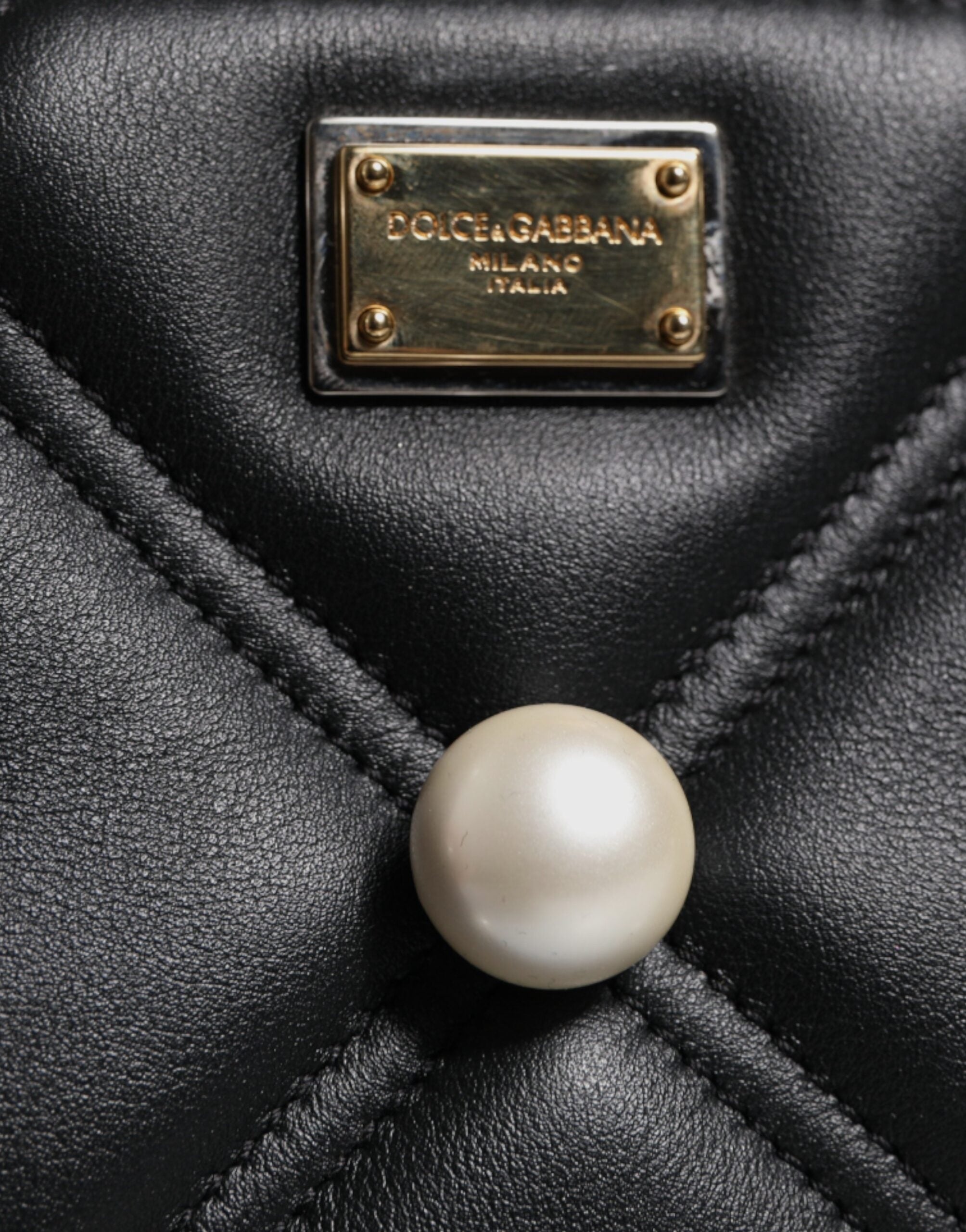 Dolce & Gabbana Schwarze Lederumhängetasche mit Logo und Perlenverzierung