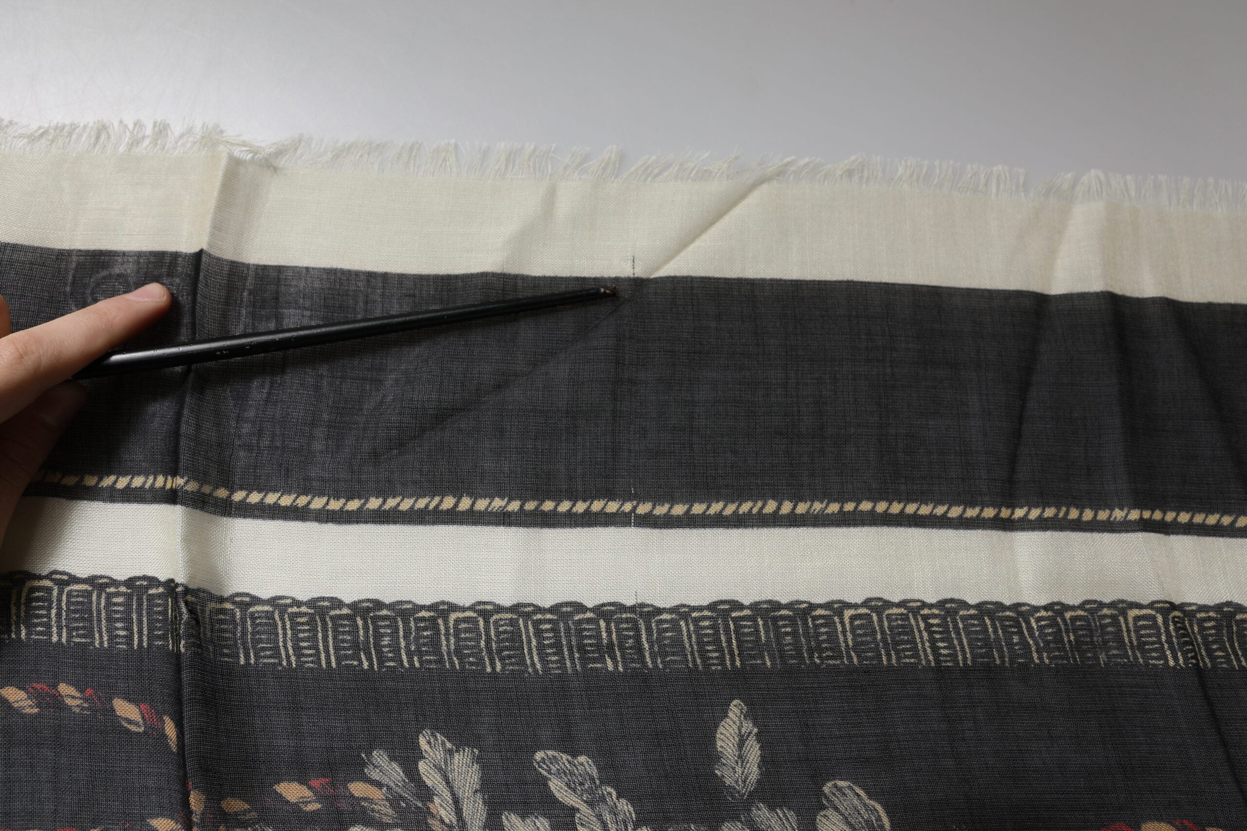 Dolce & Gabbana Mehrfarbig bedruckter Foulardschal aus Kaschmir