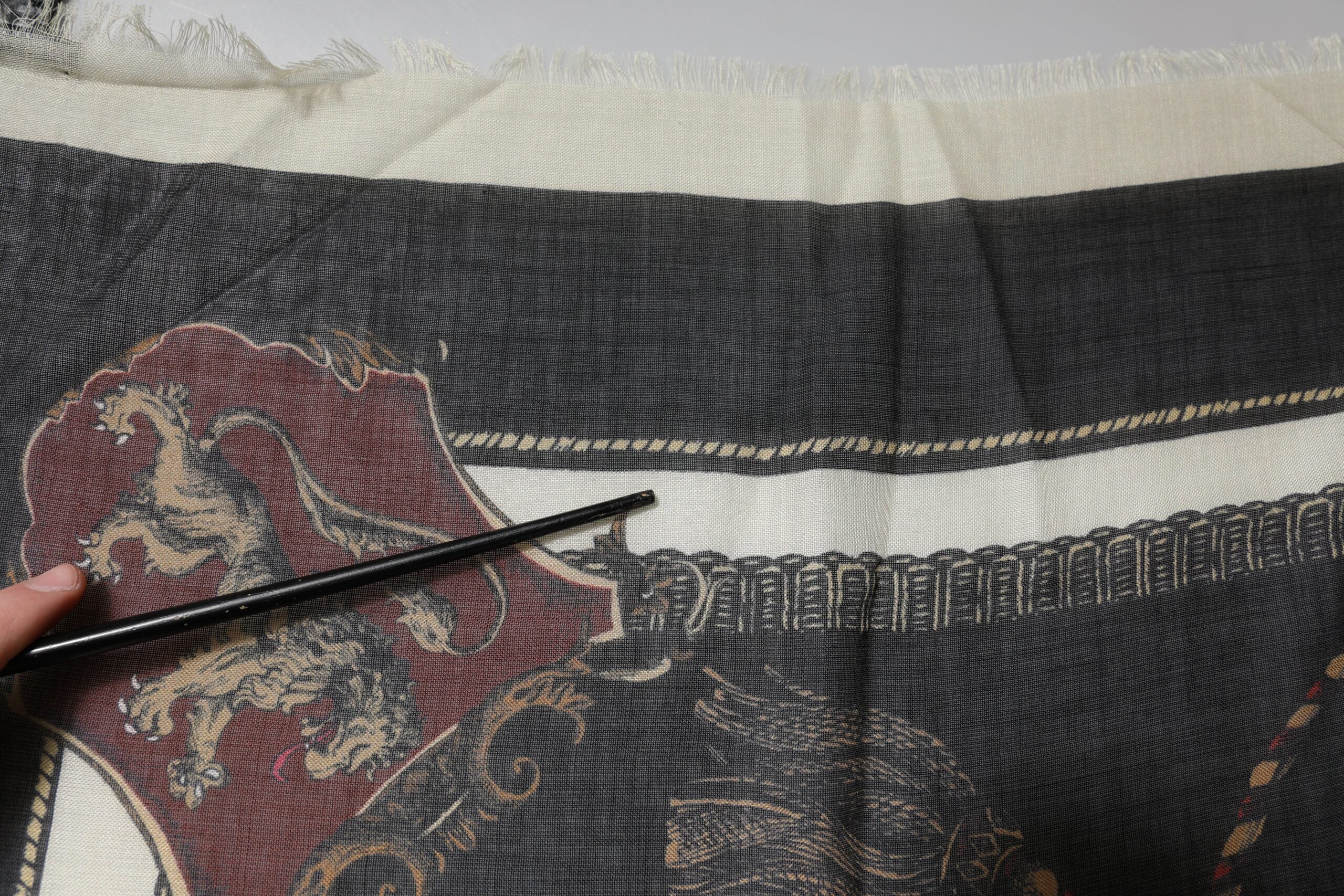 Dolce & Gabbana Mehrfarbig bedruckter Foulardschal aus Kaschmir