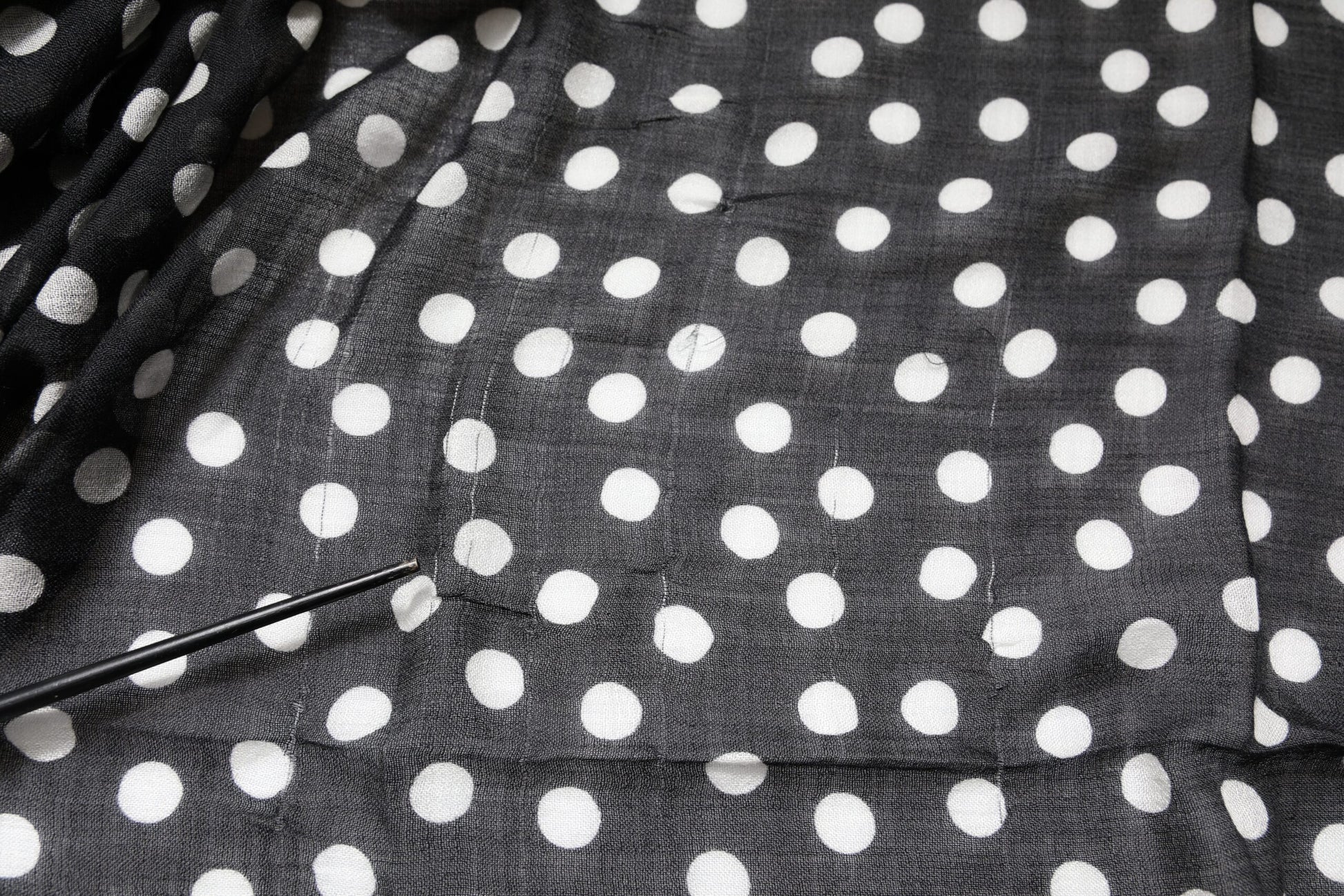 Dolce & Gabbana Schwarzer weißer Polka Dots Fransen Wickelschal
