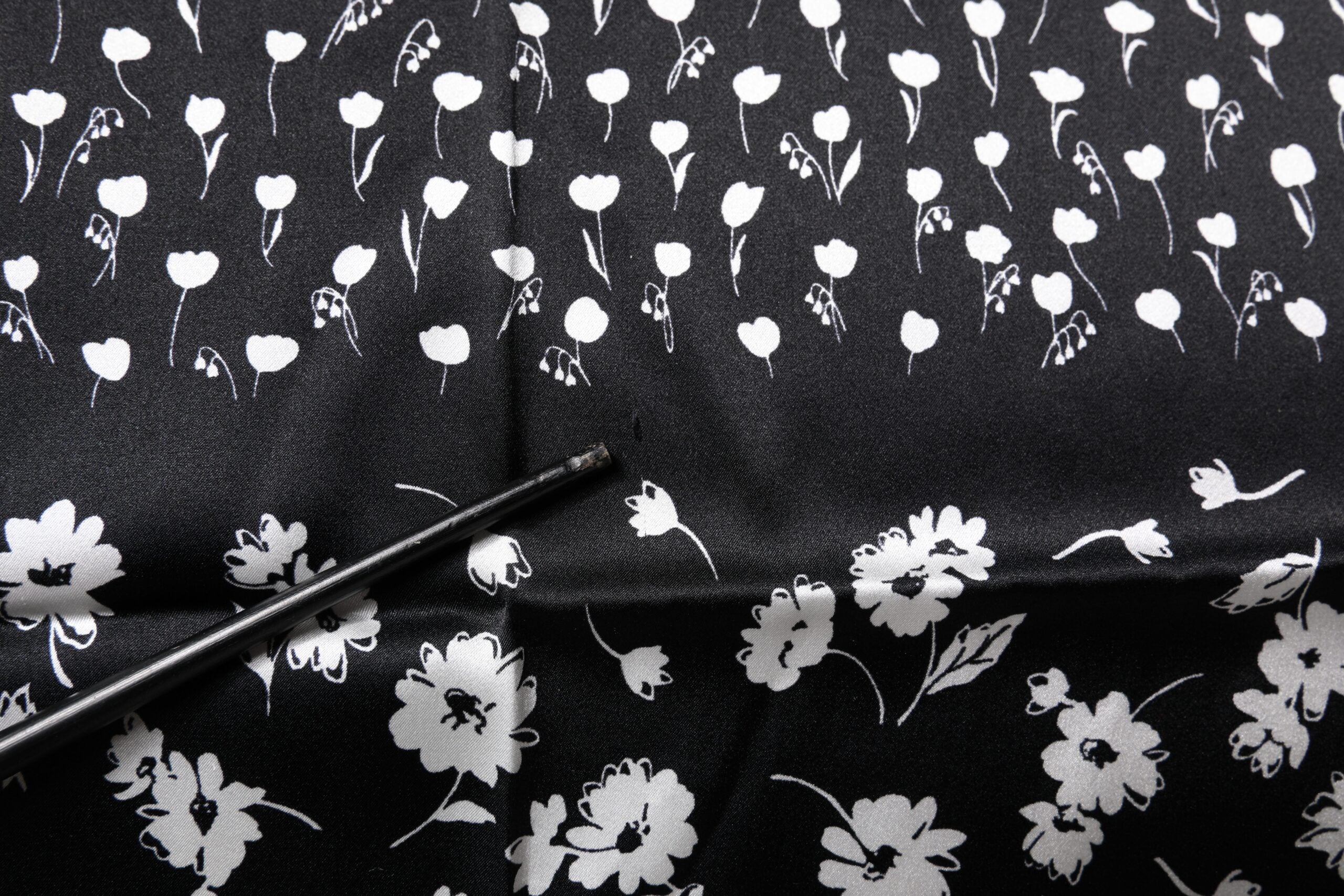 Dolce & Gabbana Schwarzer floraler Seidenschal mit quadratischem Umschlag