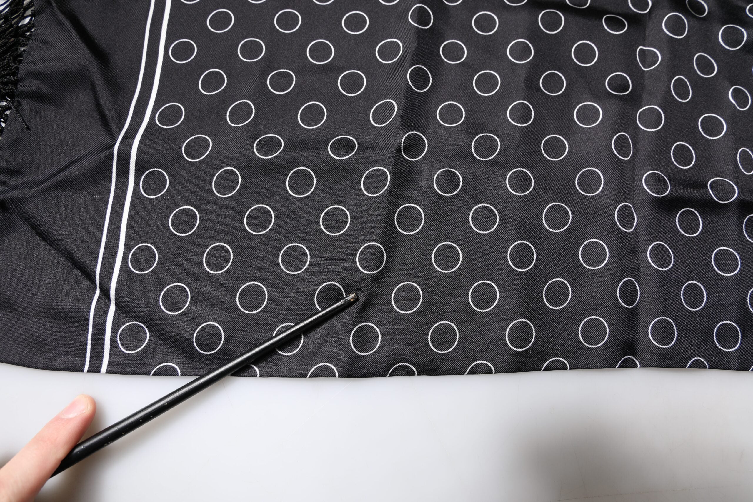 Dolce & Gabbana Schwarze Kreise Seidenfransen Schal Wickelschal