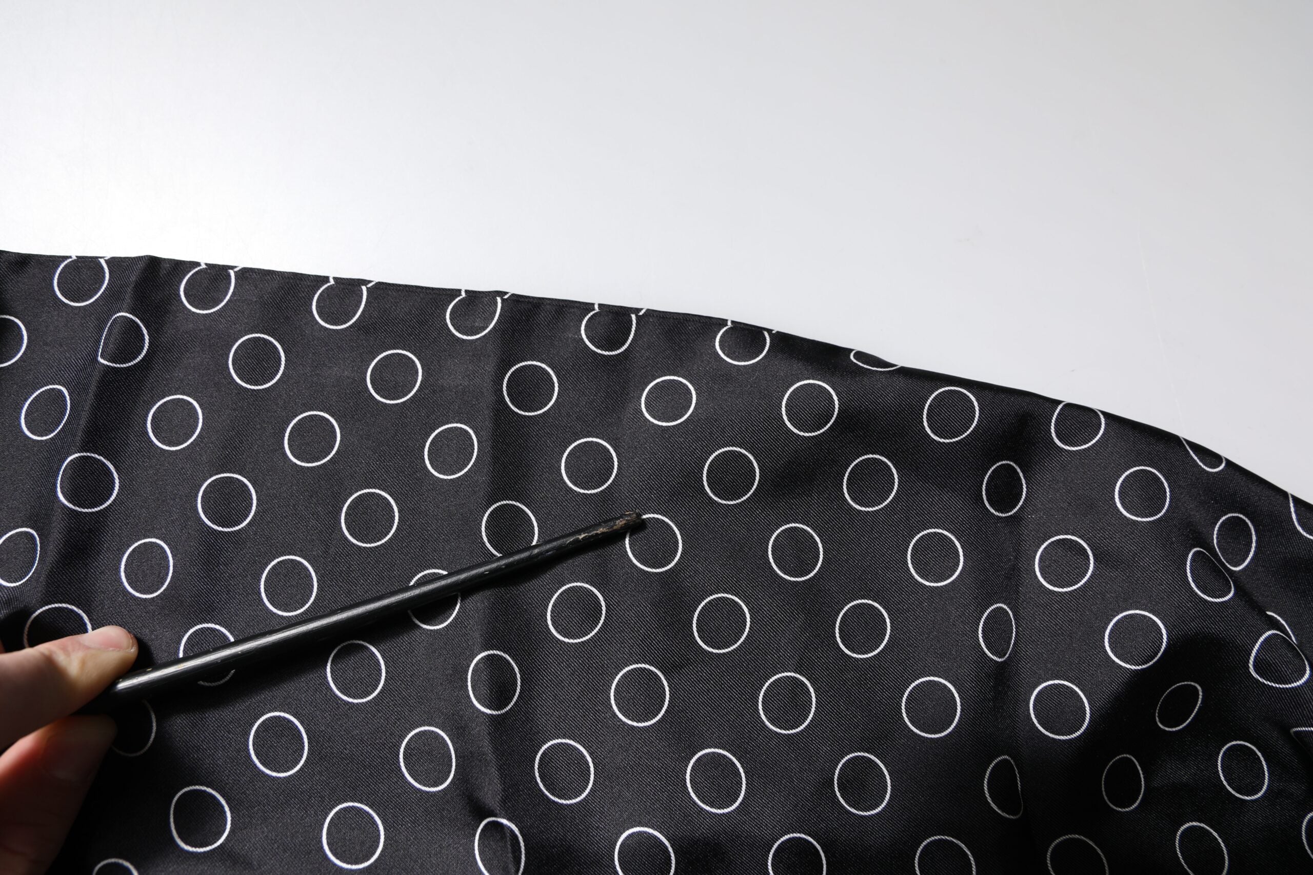 Dolce & Gabbana Schwarze Kreise Seidenfransen Schal Wickelschal