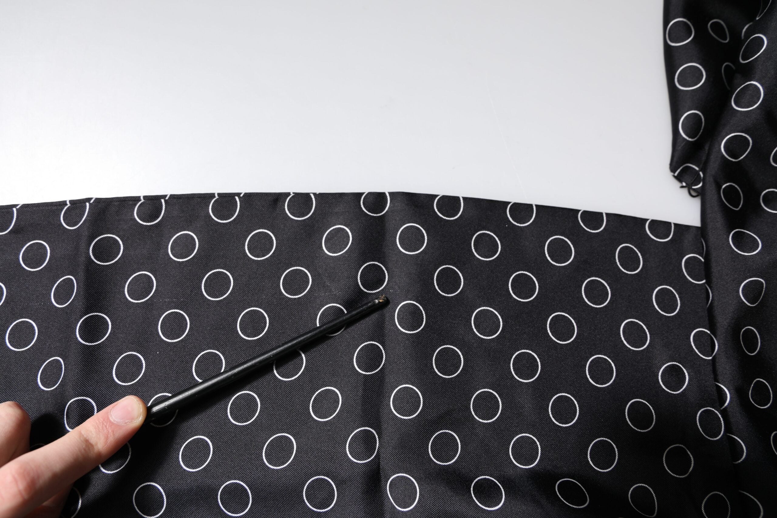 Dolce & Gabbana Schwarze Kreise Seidenfransen Schal Wickelschal