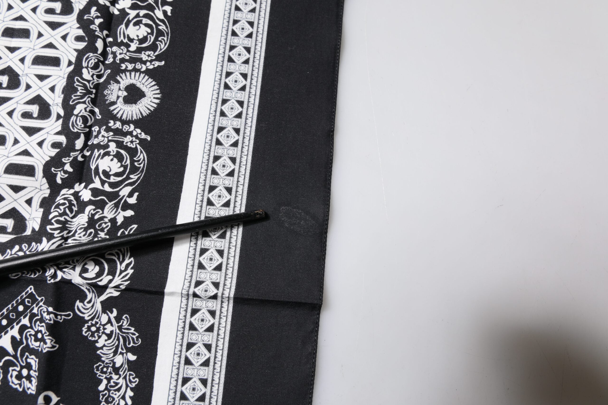 Dolce & Gabbana Schwarzes Logo Monogramm Baumwolle Taschentuchschal