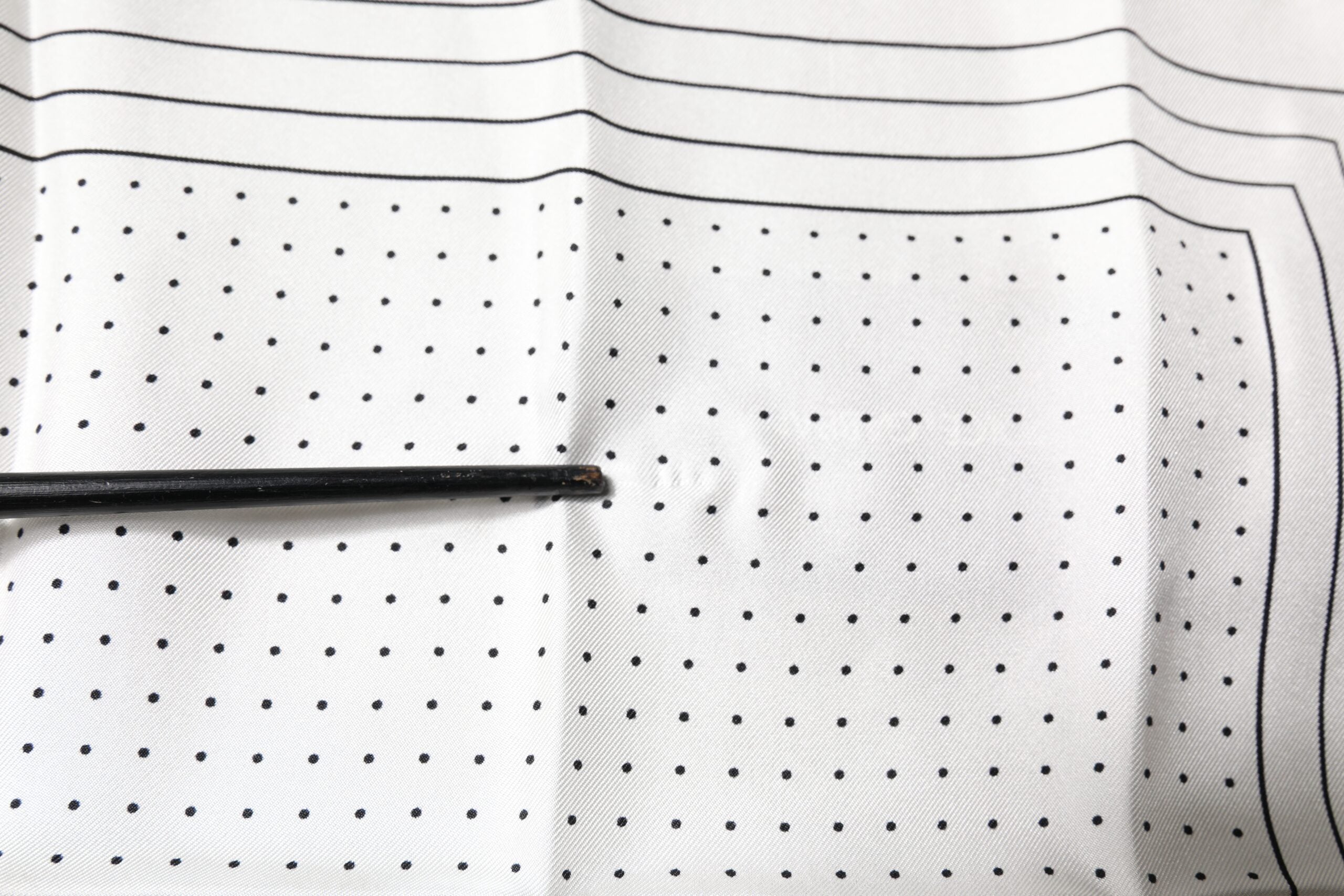 Dolce & Gabbana Weißer gepunkteter quadratischer Taschentuchschal