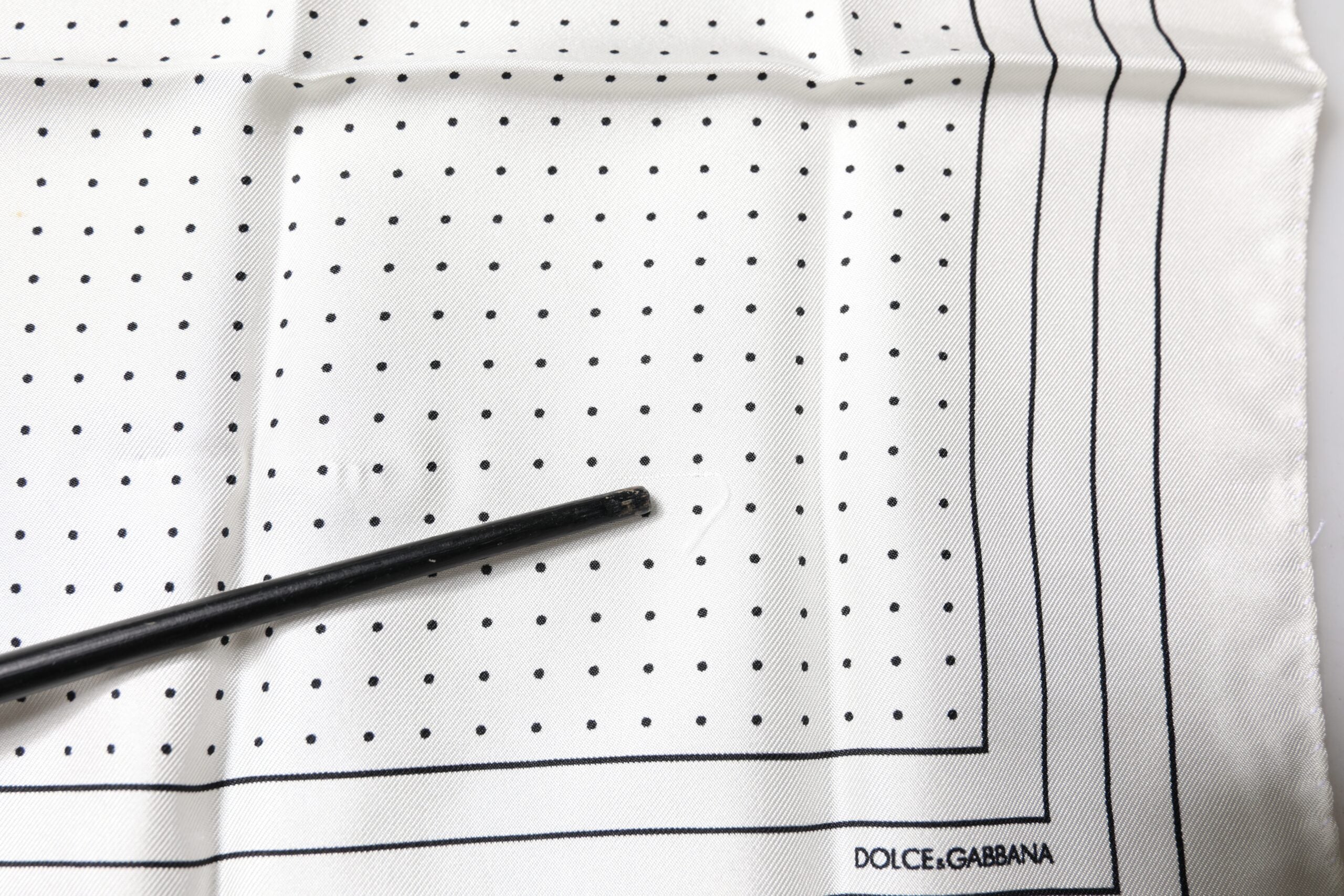 Dolce & Gabbana Weißer gepunkteter quadratischer Taschentuchschal