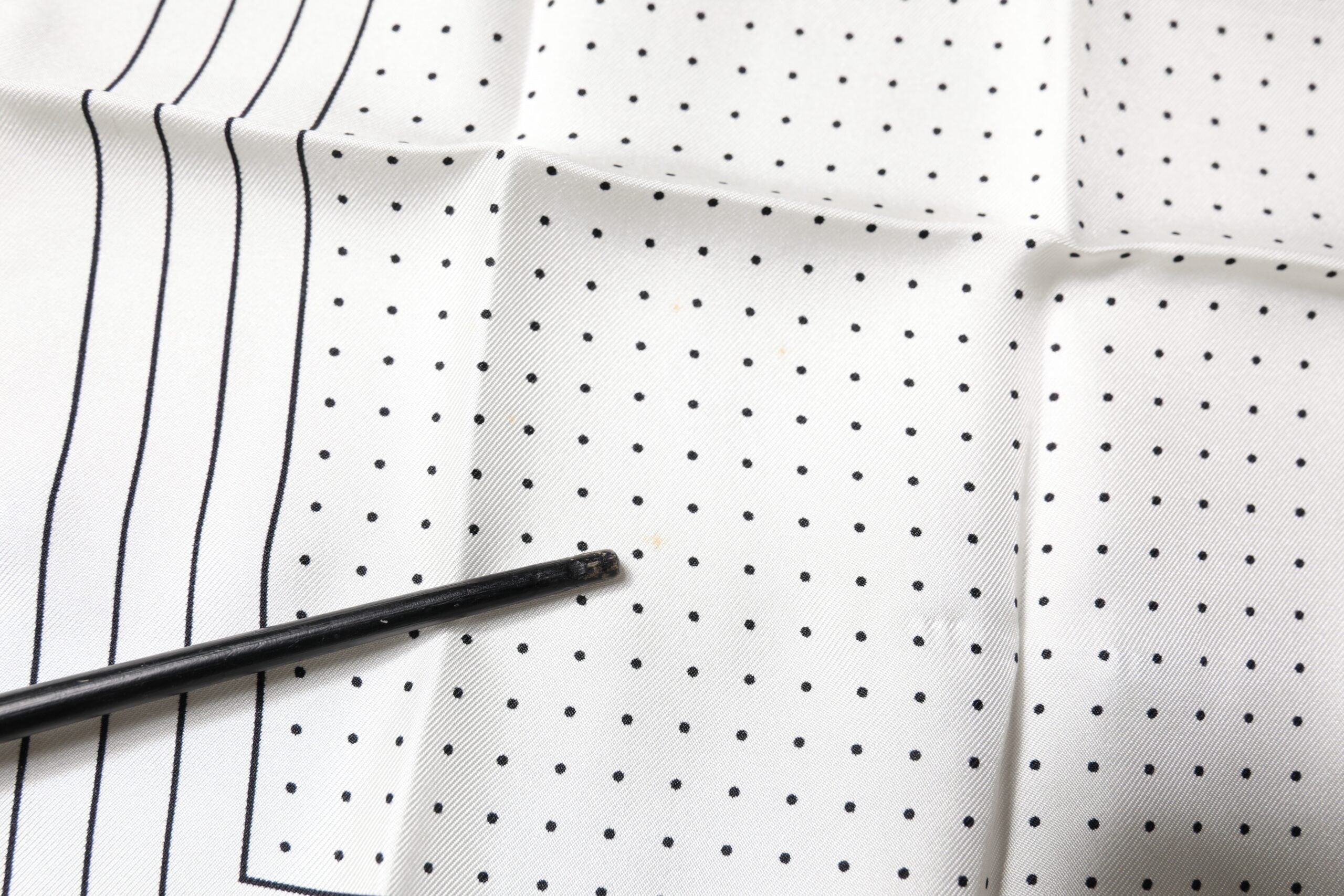 Dolce & Gabbana Weißer gepunkteter quadratischer Taschentuchschal