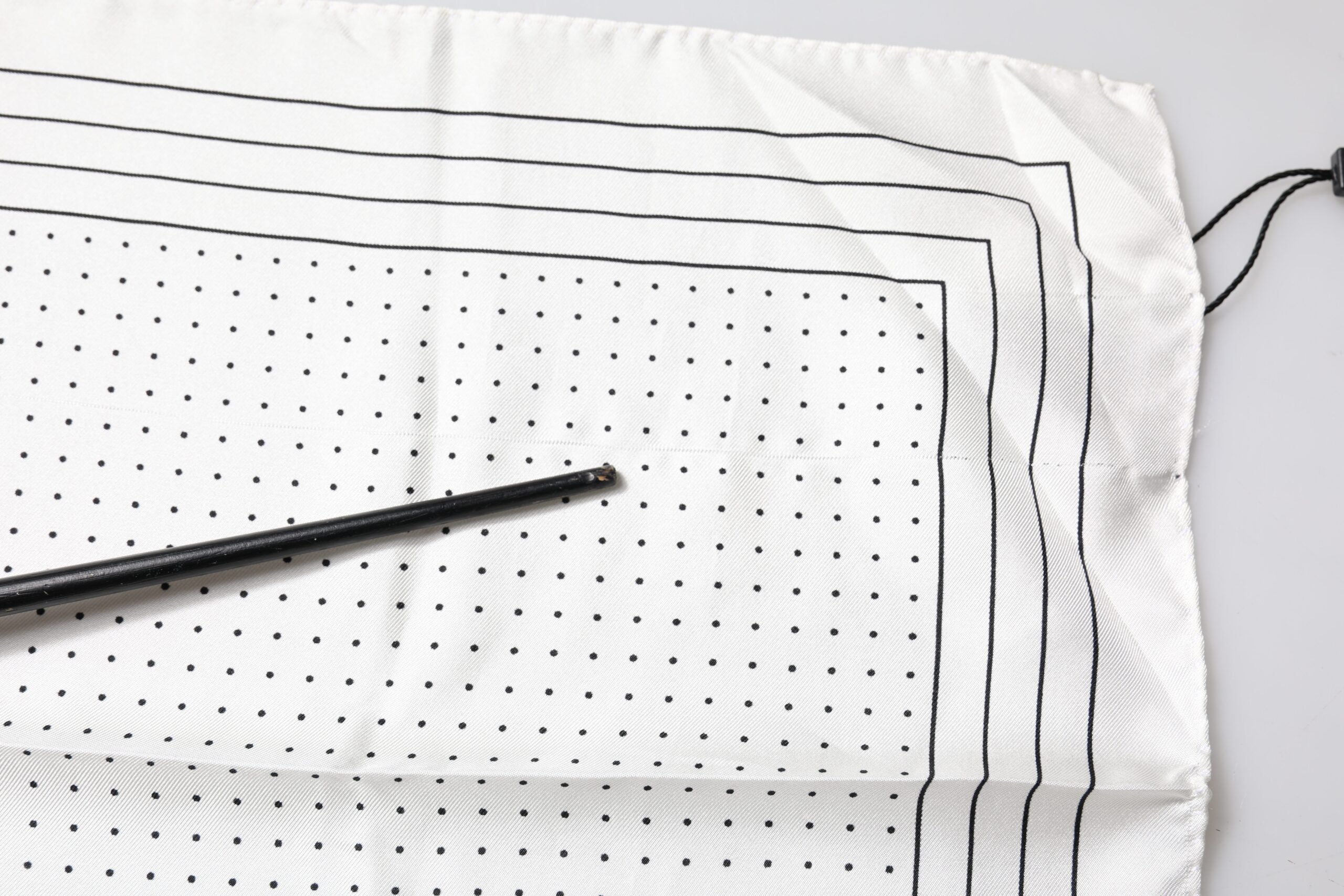 Dolce & Gabbana Weißer gepunkteter quadratischer Taschentuchschal