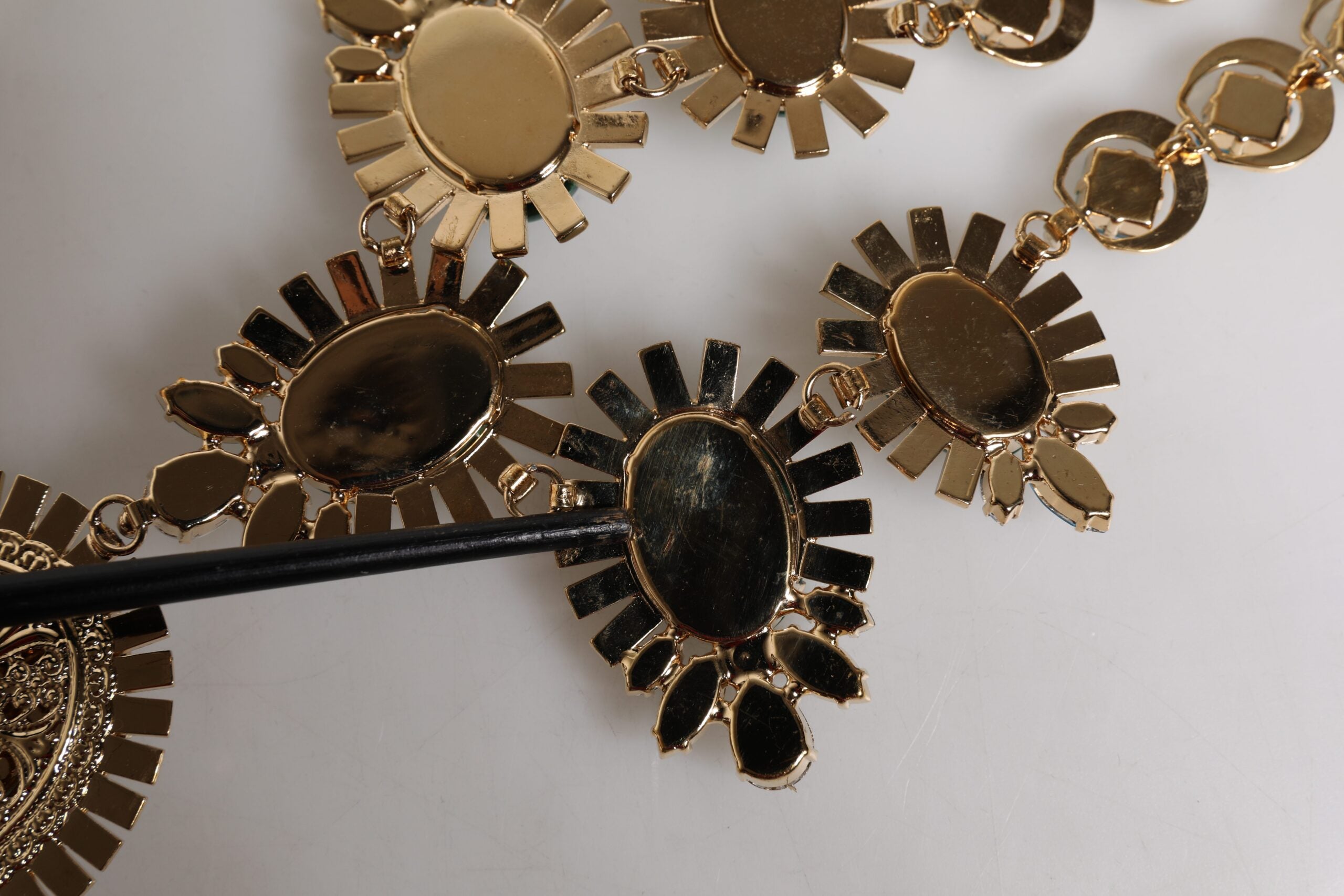 Dolce & Gabbana Gold Messing Pietre Oval Kristall verschönert Halskette