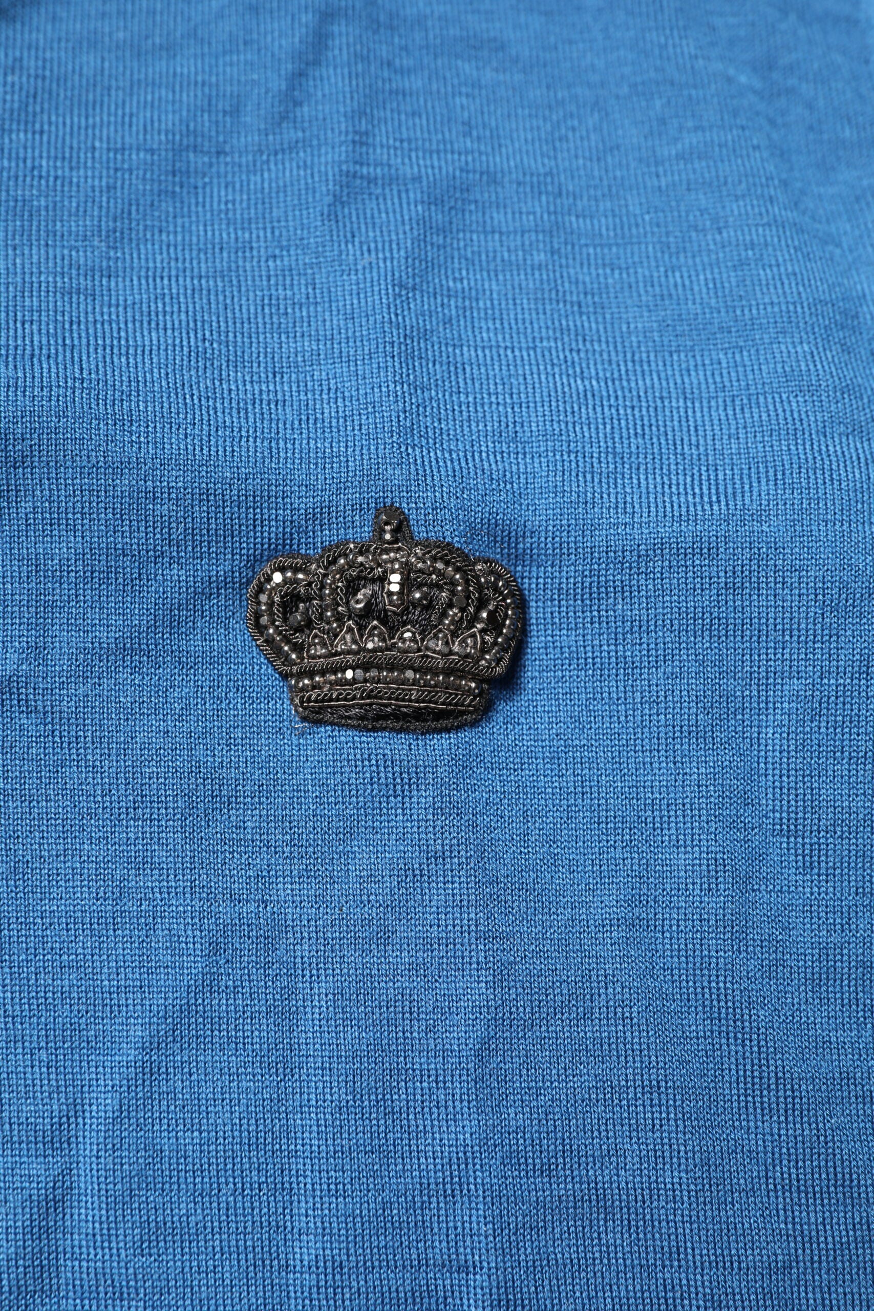 Dolce & Gabbana Blauer Kaschmir-Pullover mit V-Ausschnitt und Krone