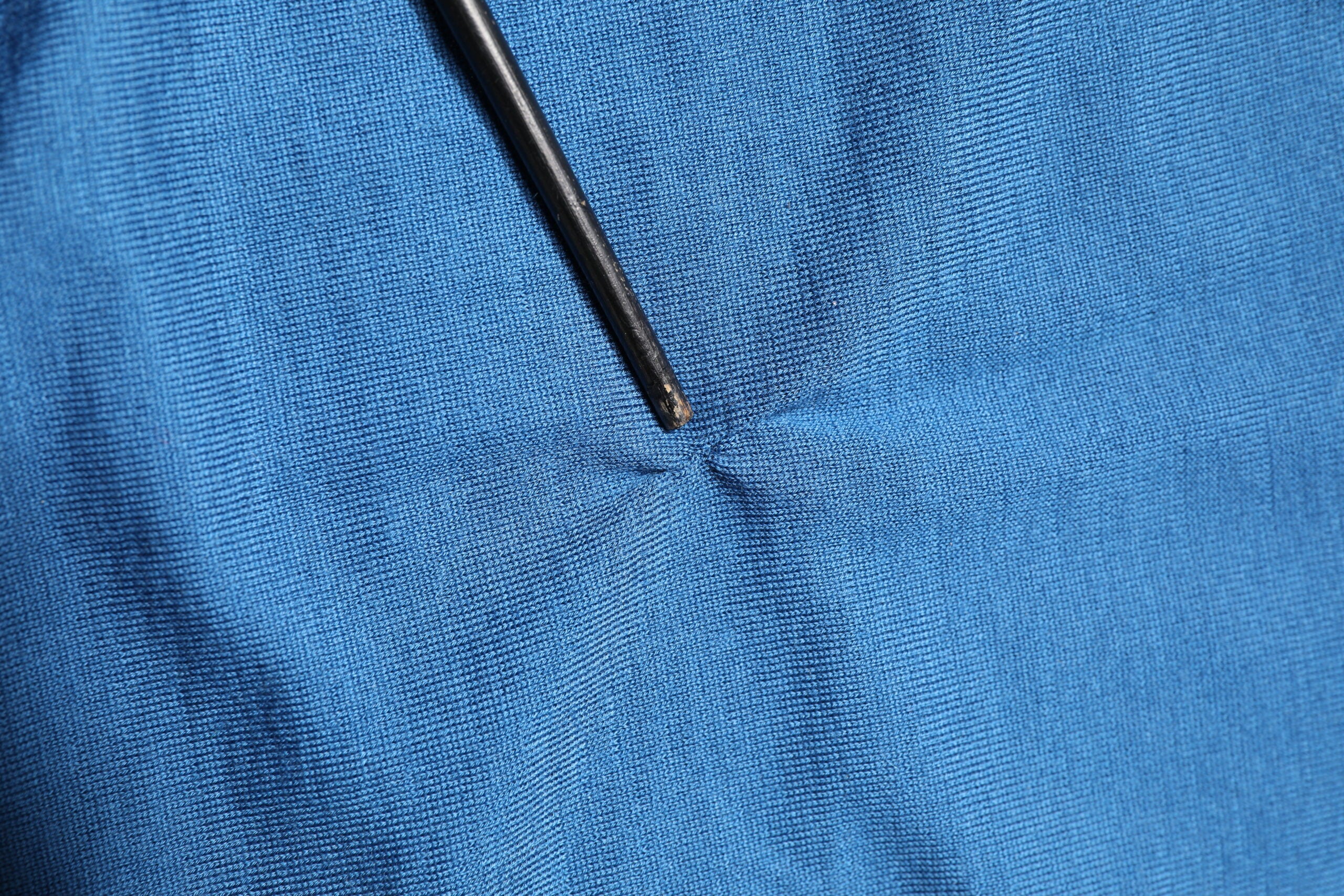 Dolce & Gabbana Blauer Kaschmir-Pullover mit V-Ausschnitt und Krone