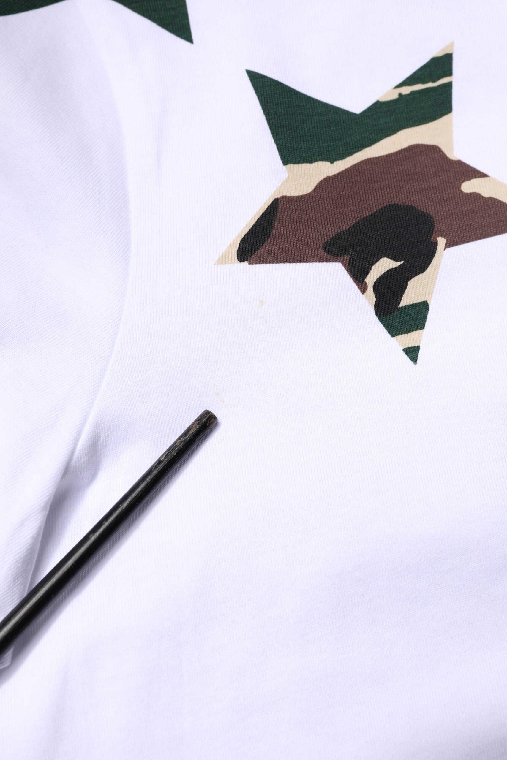 Dolce & Gabbana Weißes Camouflage Sterne T-Shirt mit Rundhalsausschnitt