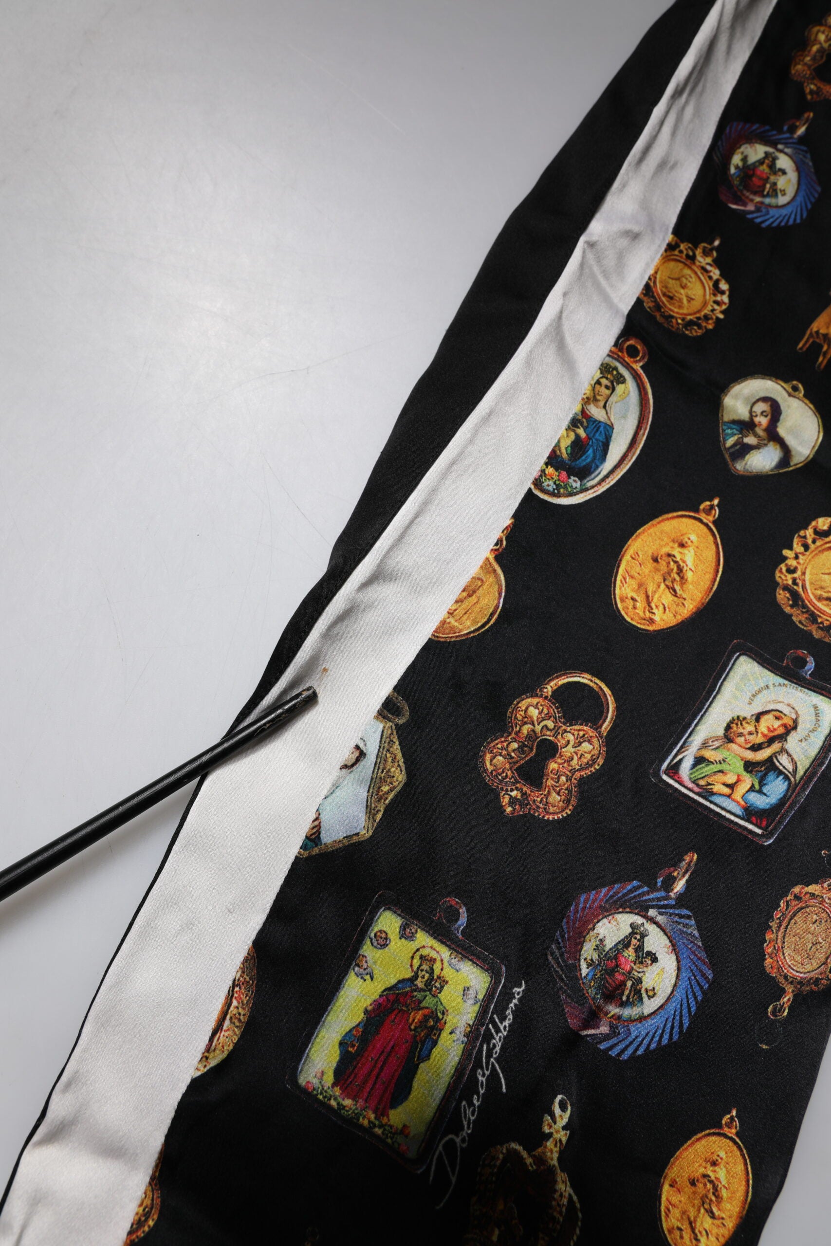 Dolce & Gabbana Schwarzer religiöser Druck Seide Männer Jogger Hose