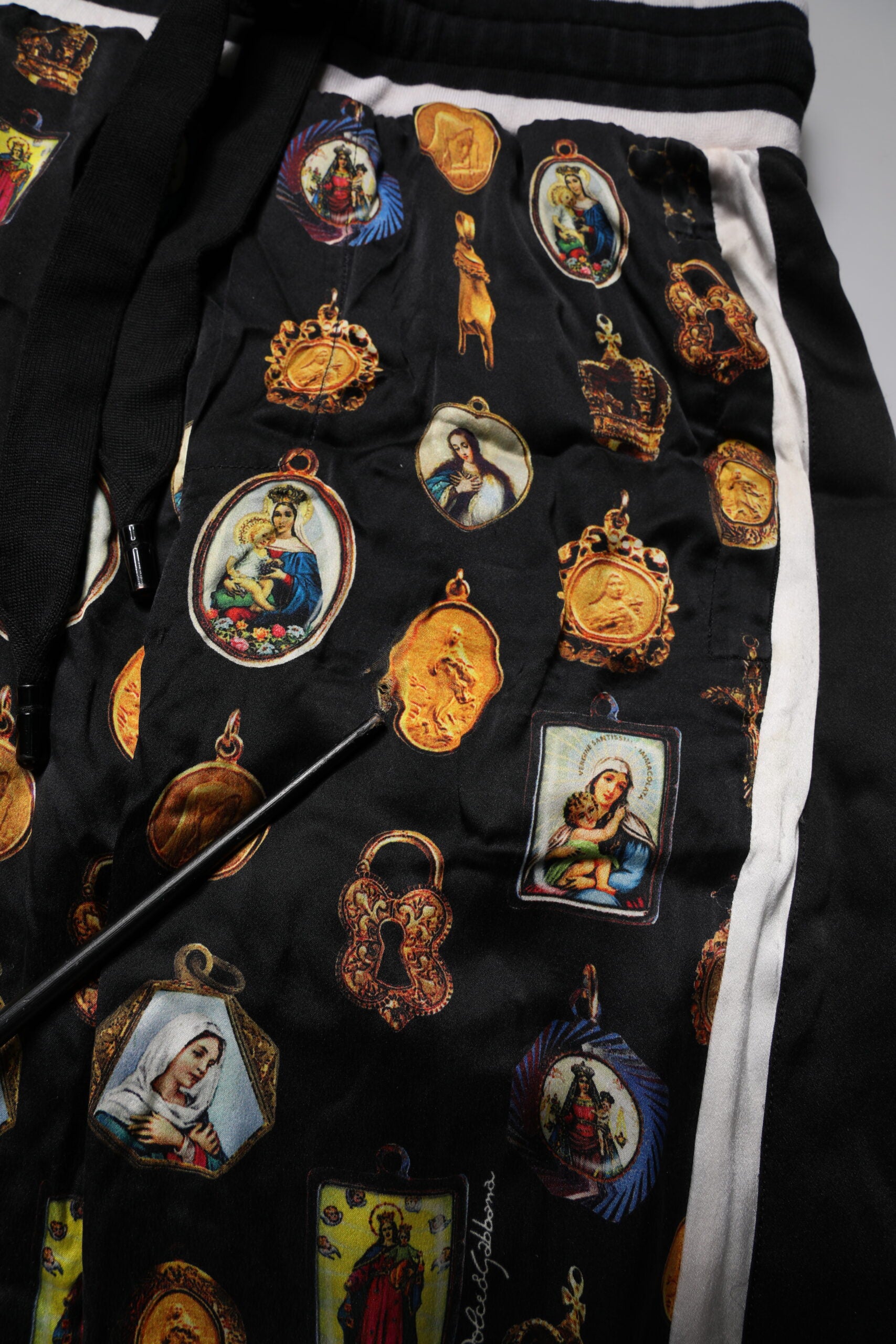 Dolce & Gabbana Schwarzer religiöser Druck Seide Männer Jogger Hose