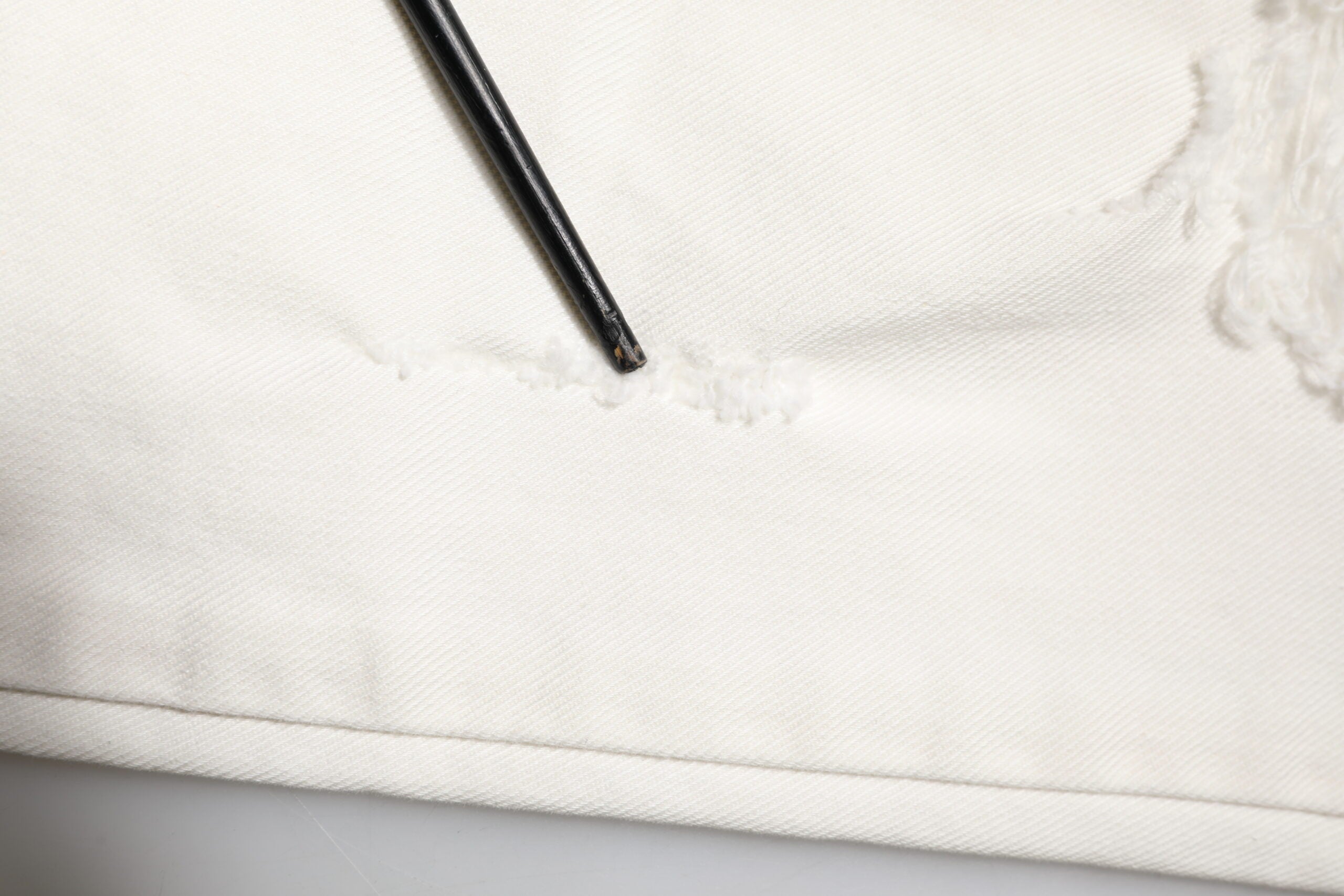 Dolce & Gabbana Weiße zerfledderte Graffiti-Skinny-Denim-Jeans