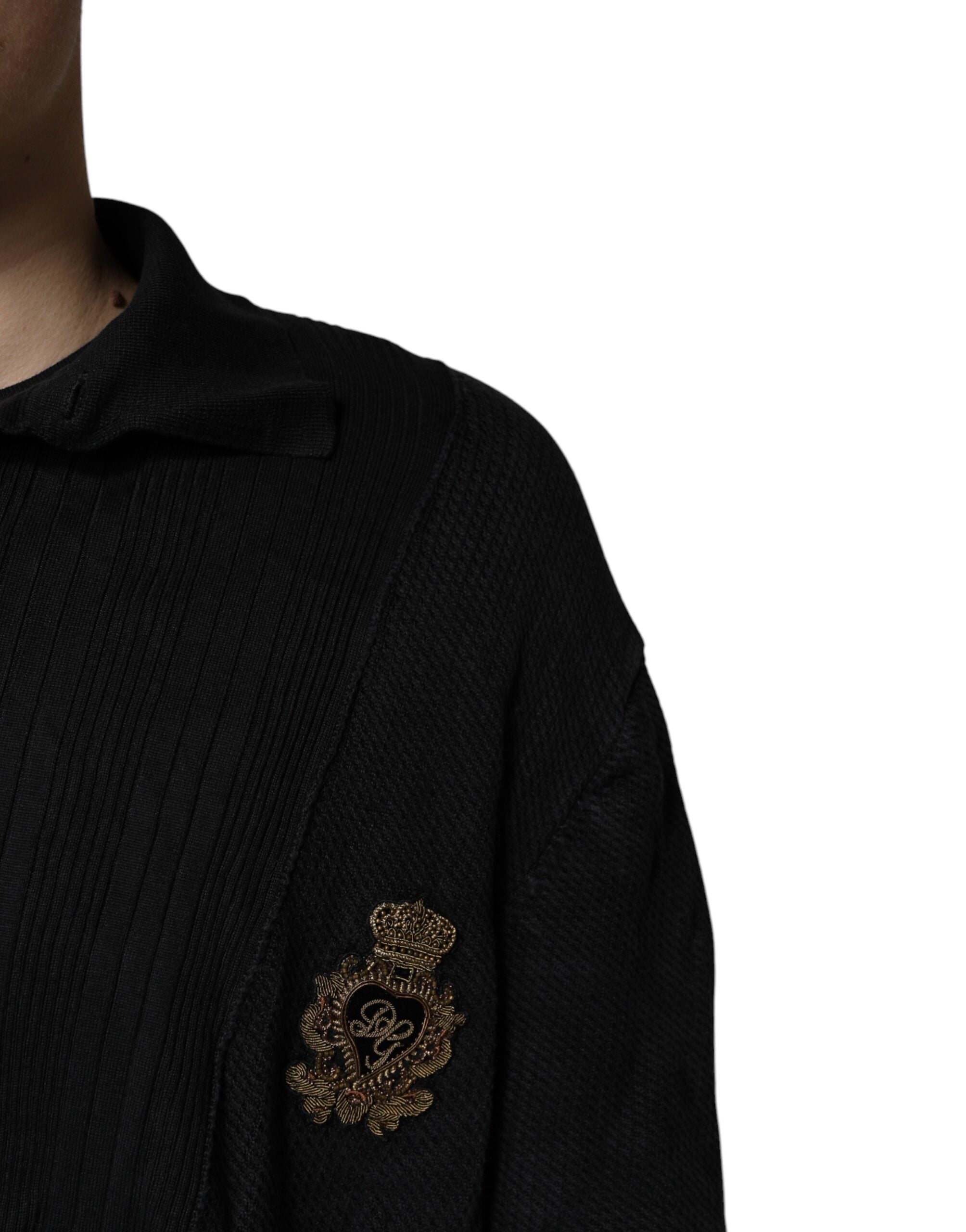 Dolce & Gabbana Schwarzer Pullover aus geknöpfter Seide mit Heraldik