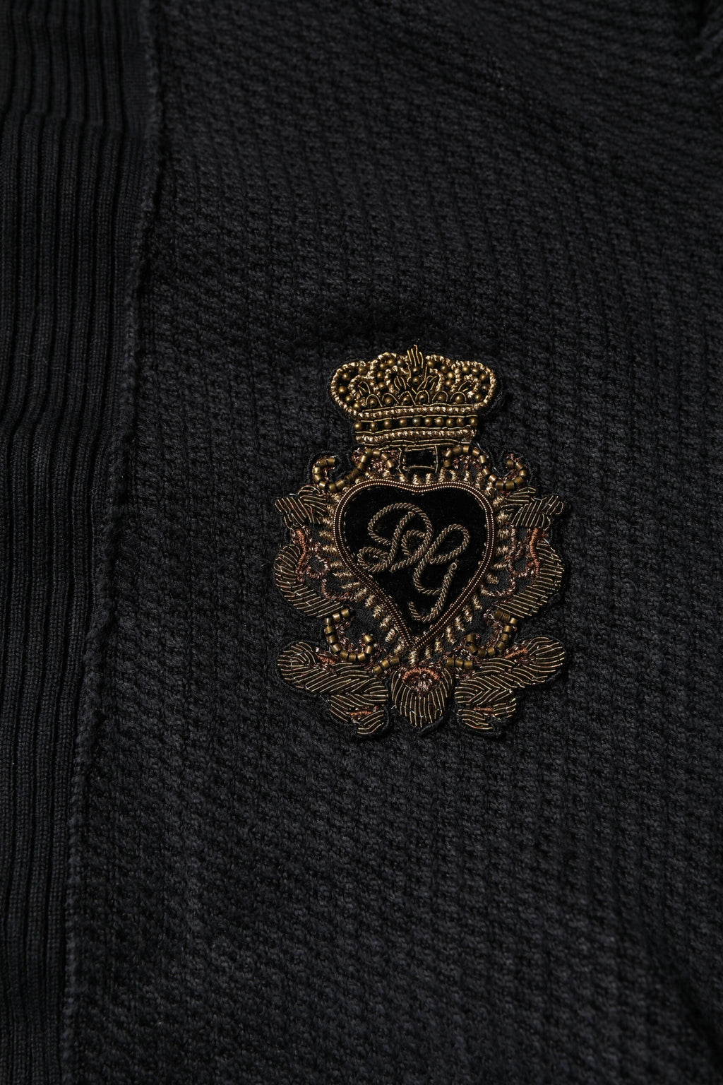 Dolce & Gabbana Schwarzer Pullover aus geknöpfter Seide mit Heraldik