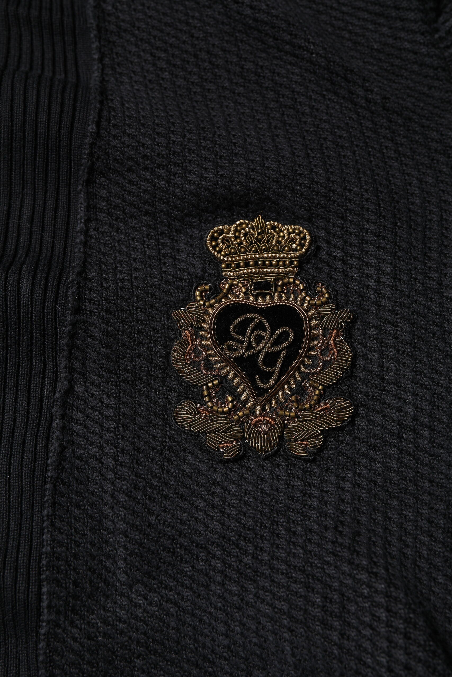 Dolce & Gabbana Schwarzer Pullover aus geknöpfter Seide mit Heraldik