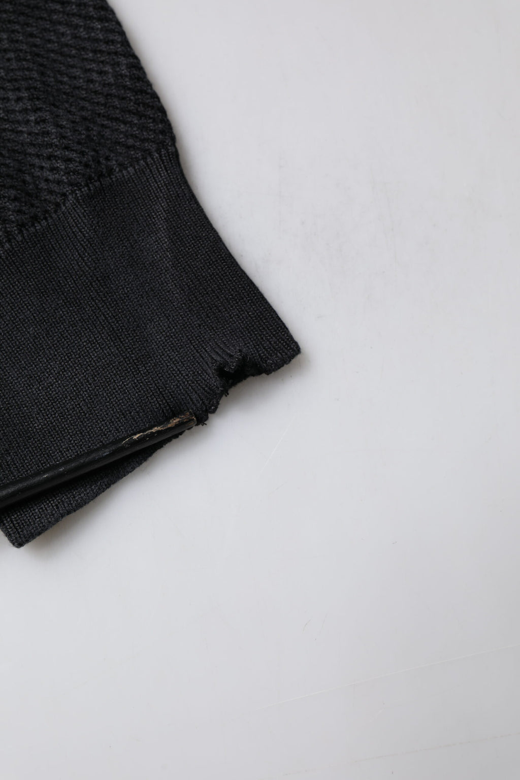 Dolce & Gabbana Schwarzer Pullover aus geknöpfter Seide mit Heraldik