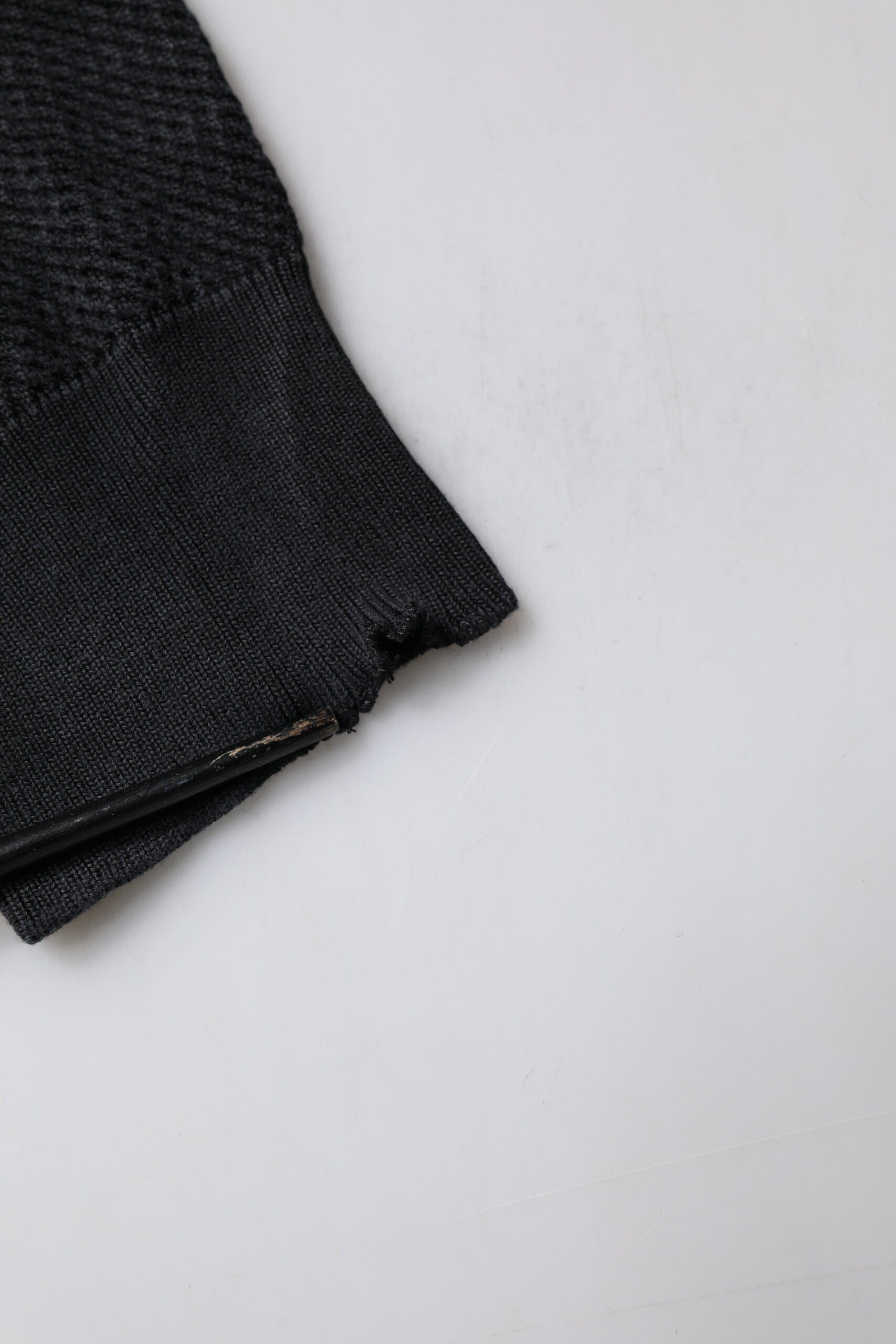 Dolce & Gabbana Schwarzer Pullover aus geknöpfter Seide mit Heraldik