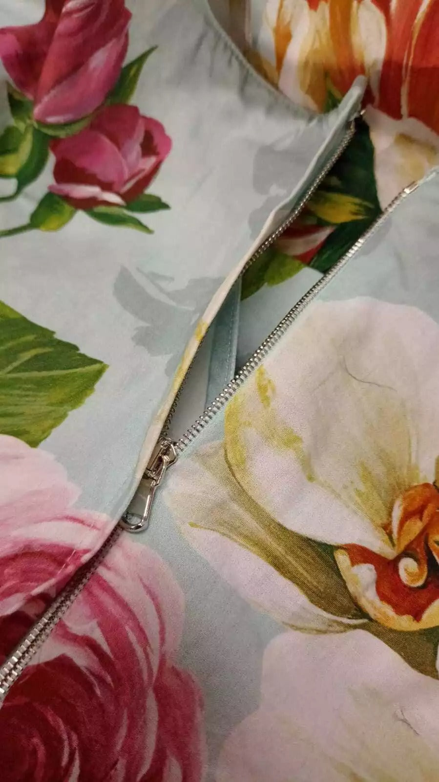 Dolce & Gabbana Grünes geblümtes Baumwollkleid mit kurzen Ärmeln und V-Ausschnitt