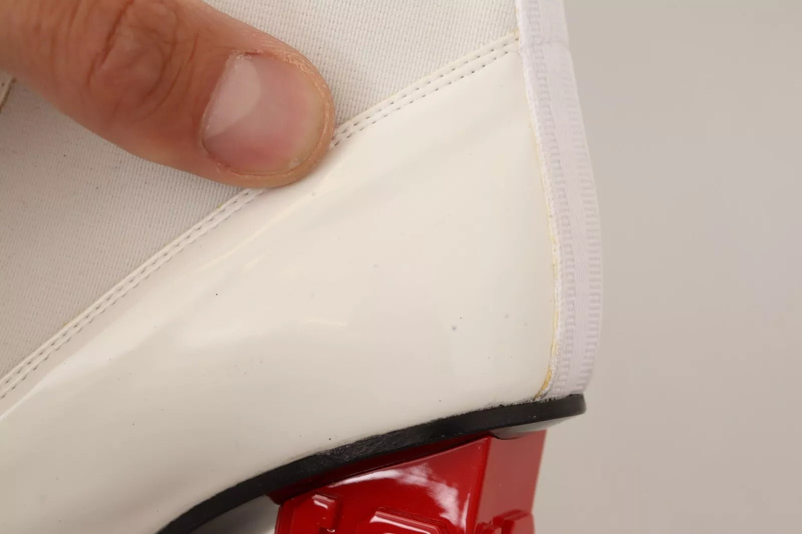 GCDS Weißes Leder Stoff Rot Logo Absatz Stiefeletten Schuhe