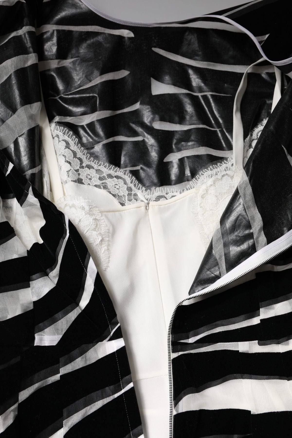 Dolce & Gabbana Schwarz-weißes Zebra-Etuikleid in A-Linie, Mini