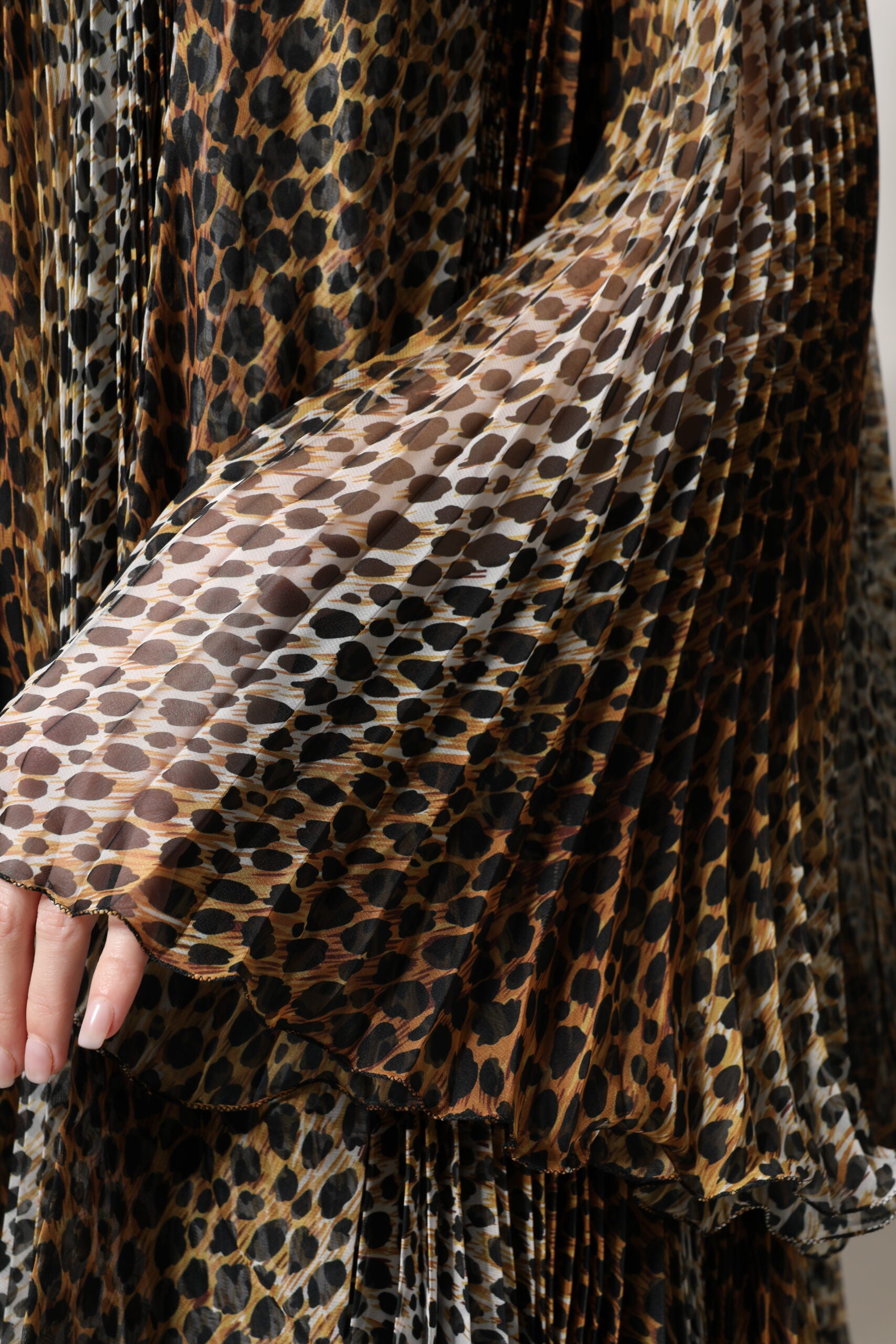 Dolce & Gabbana Braunes Chiffon-Kleid mit Leopardenmuster und Schal