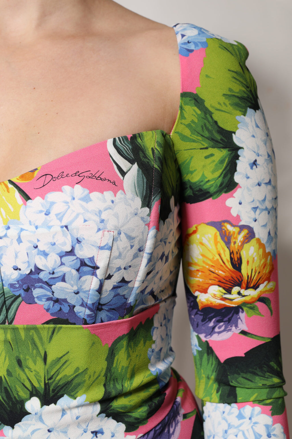 Dolce & Gabbana Midikleid mit seitlichem Schlitz und mehrfarbigem Blumenmuster