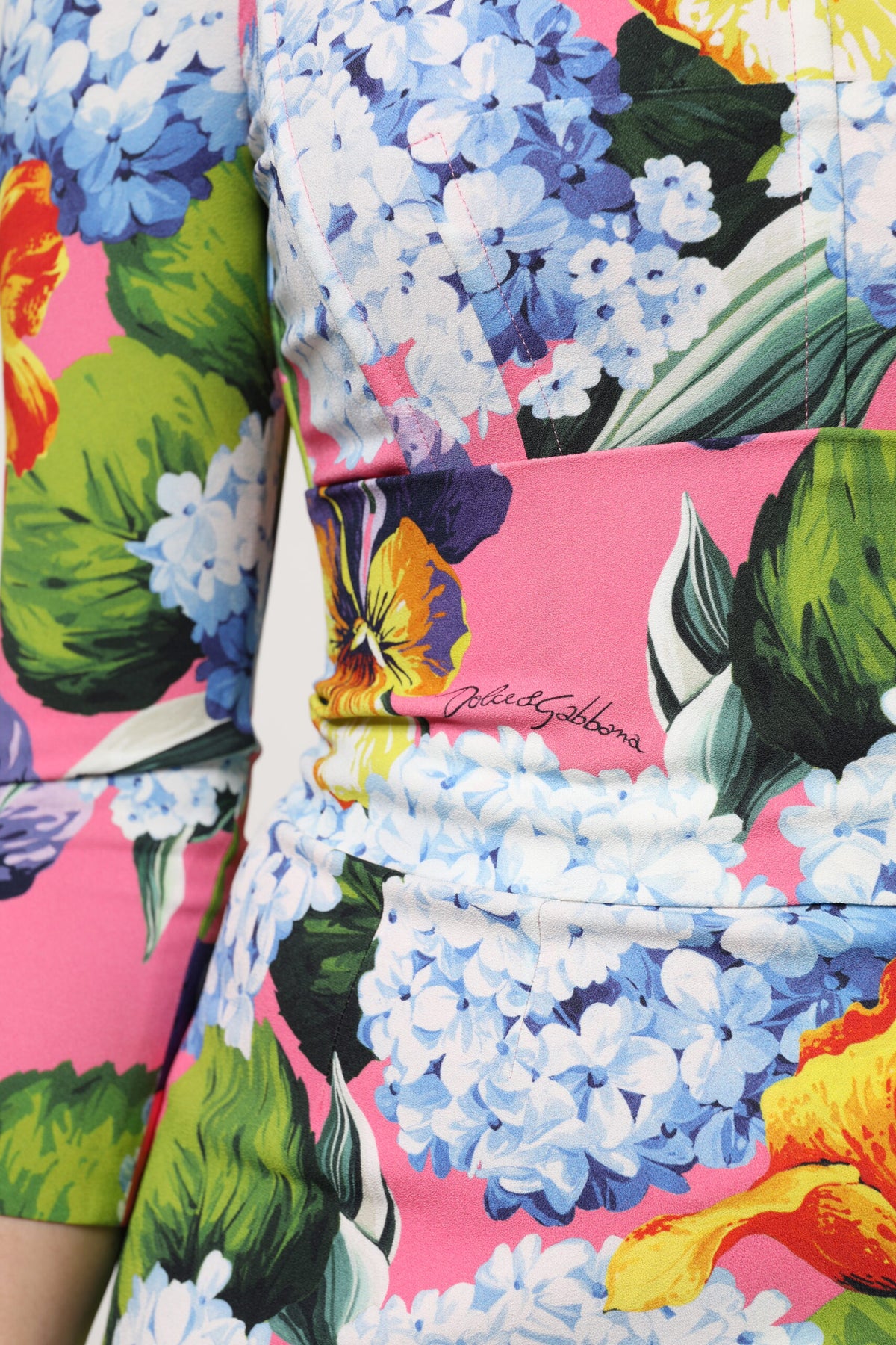 Dolce & Gabbana Midikleid mit seitlichem Schlitz und mehrfarbigem Blumenmuster