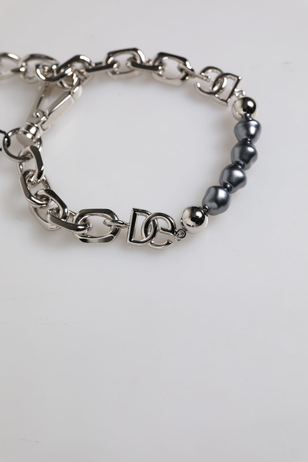 Dolce & Gabbana Zilverkleurige Ketting Karabijnsluiting Logo Grijze Parels Armband