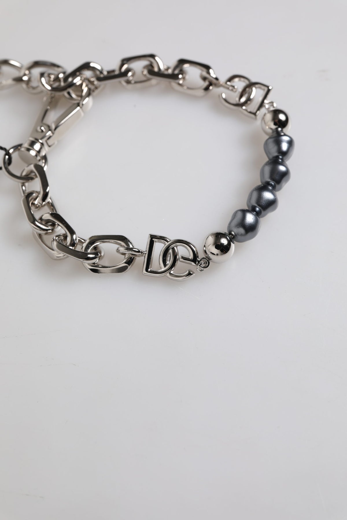 Dolce & Gabbana Zilverkleurige Ketting Karabijnsluiting Logo Grijze Parels Armband
