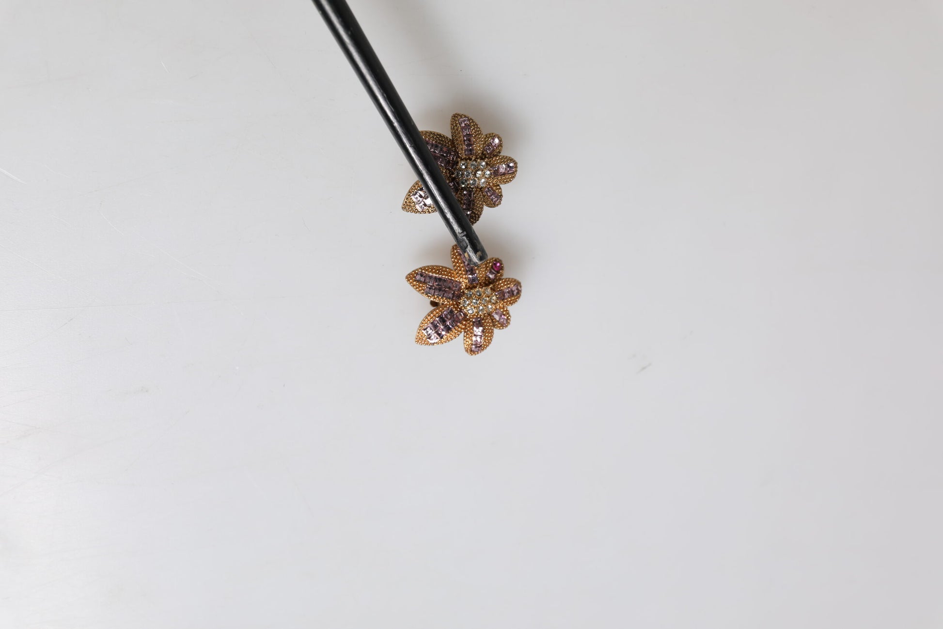 Dolce & Gabbana Gold Messing Lila Blume-förmige Kristalle Clip auf Ohrringe