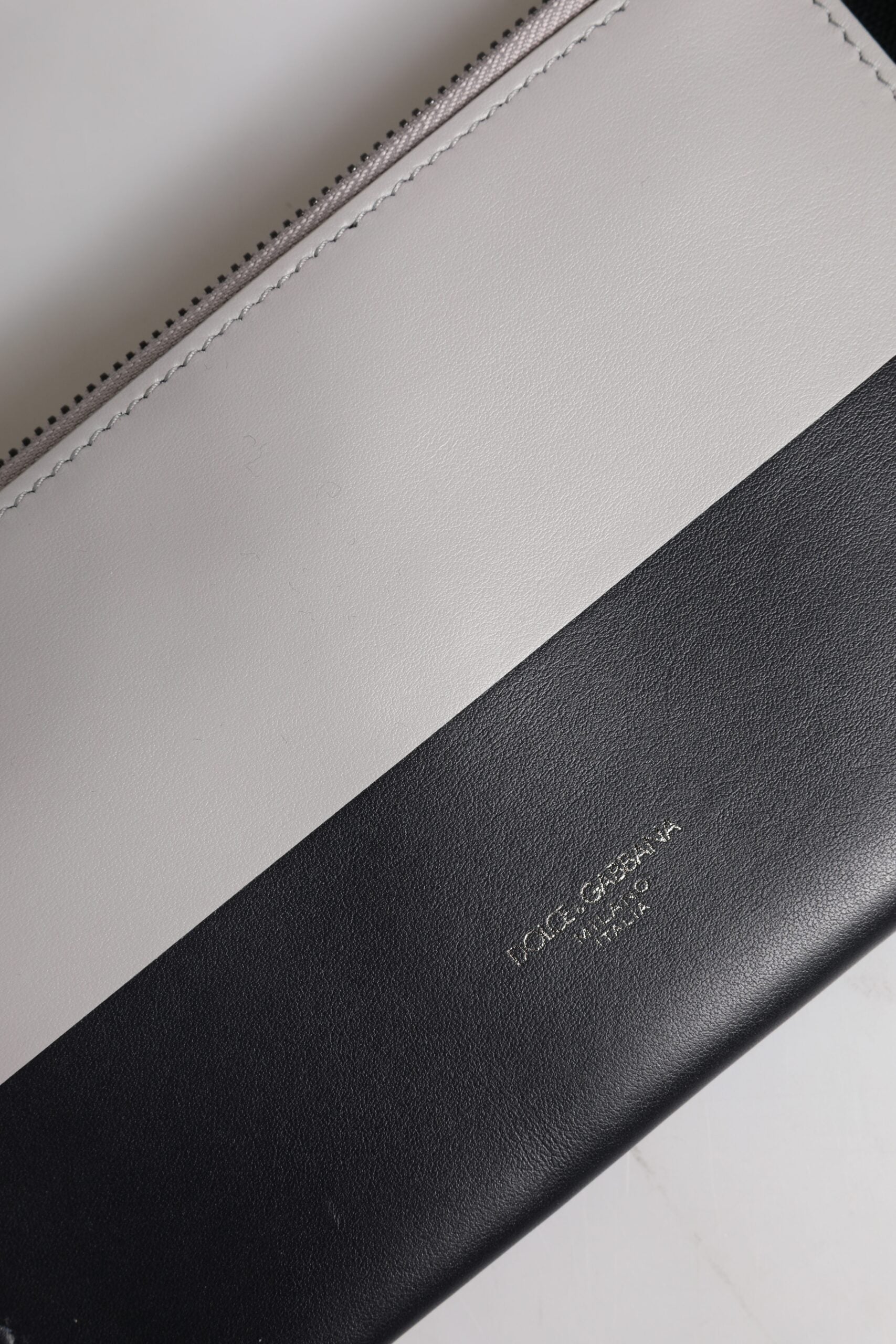 Dolce & Gabbana Schwarz-weißes Leder mit Logo-Prägung Crossbody Bag