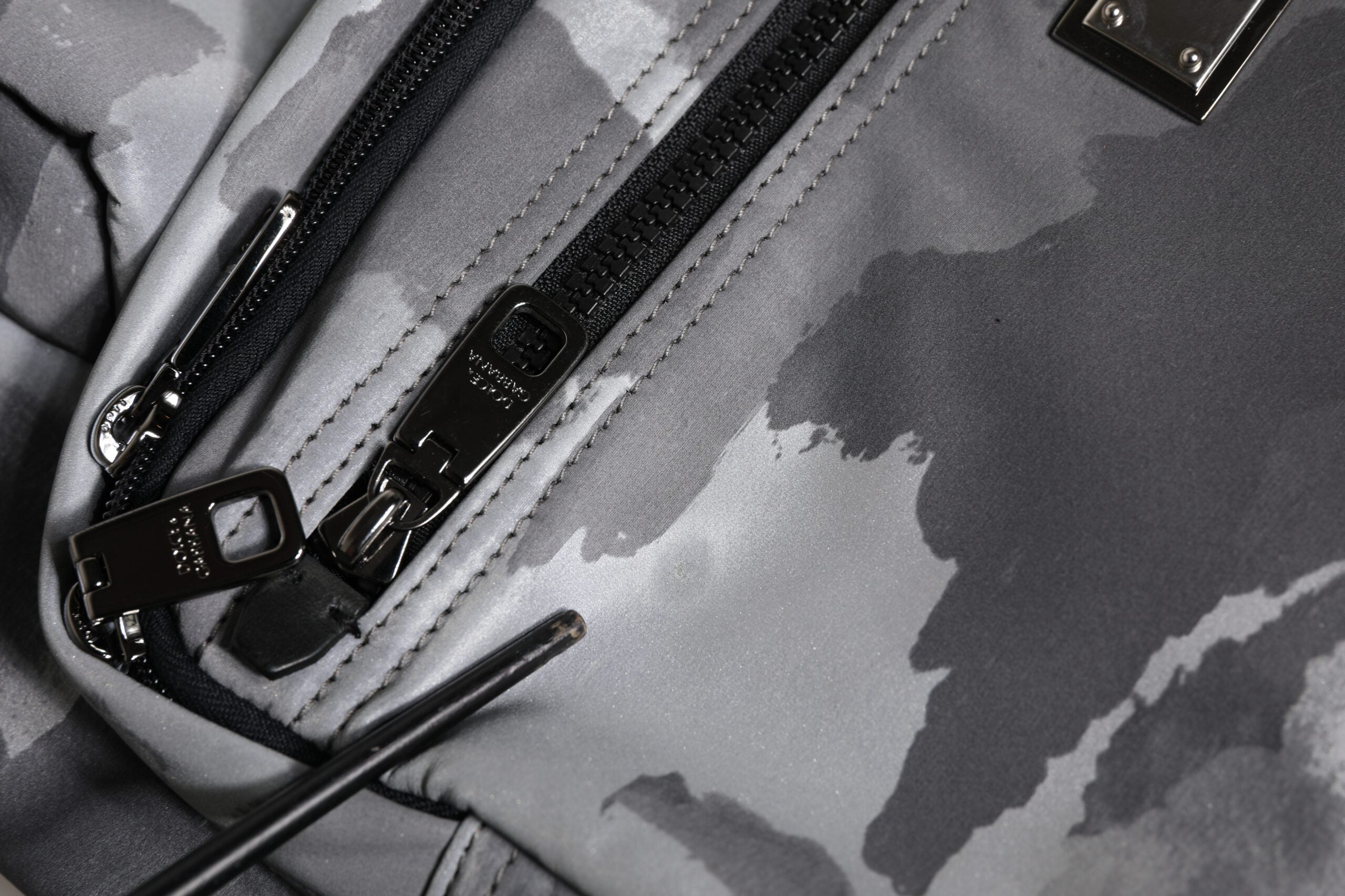 Dolce & Gabbana Schwarzer Camouflage-Schulterriemen Logo-Plakette Tasche