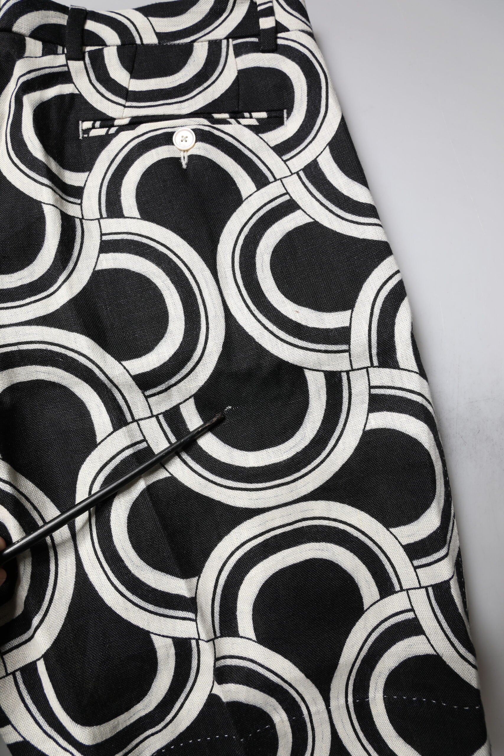 Dolce & Gabbana Schwarz-Weiß Leinen Bermuda Shorts