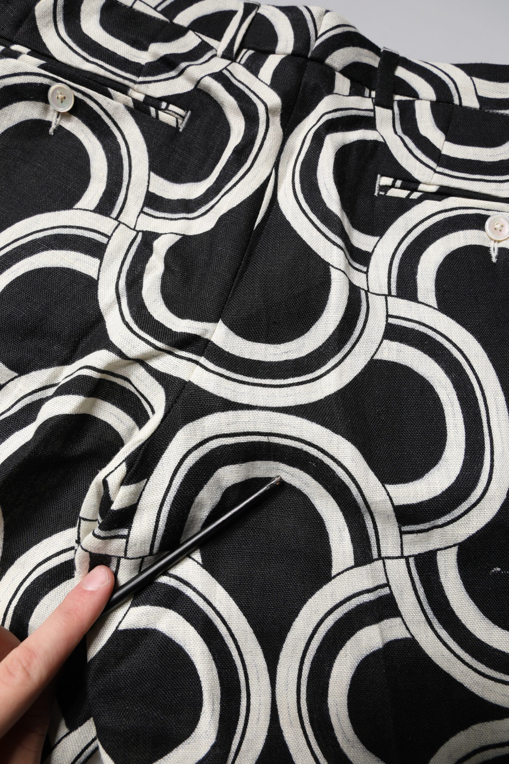 Dolce & Gabbana Schwarz-Weiß Leinen Bermuda Shorts