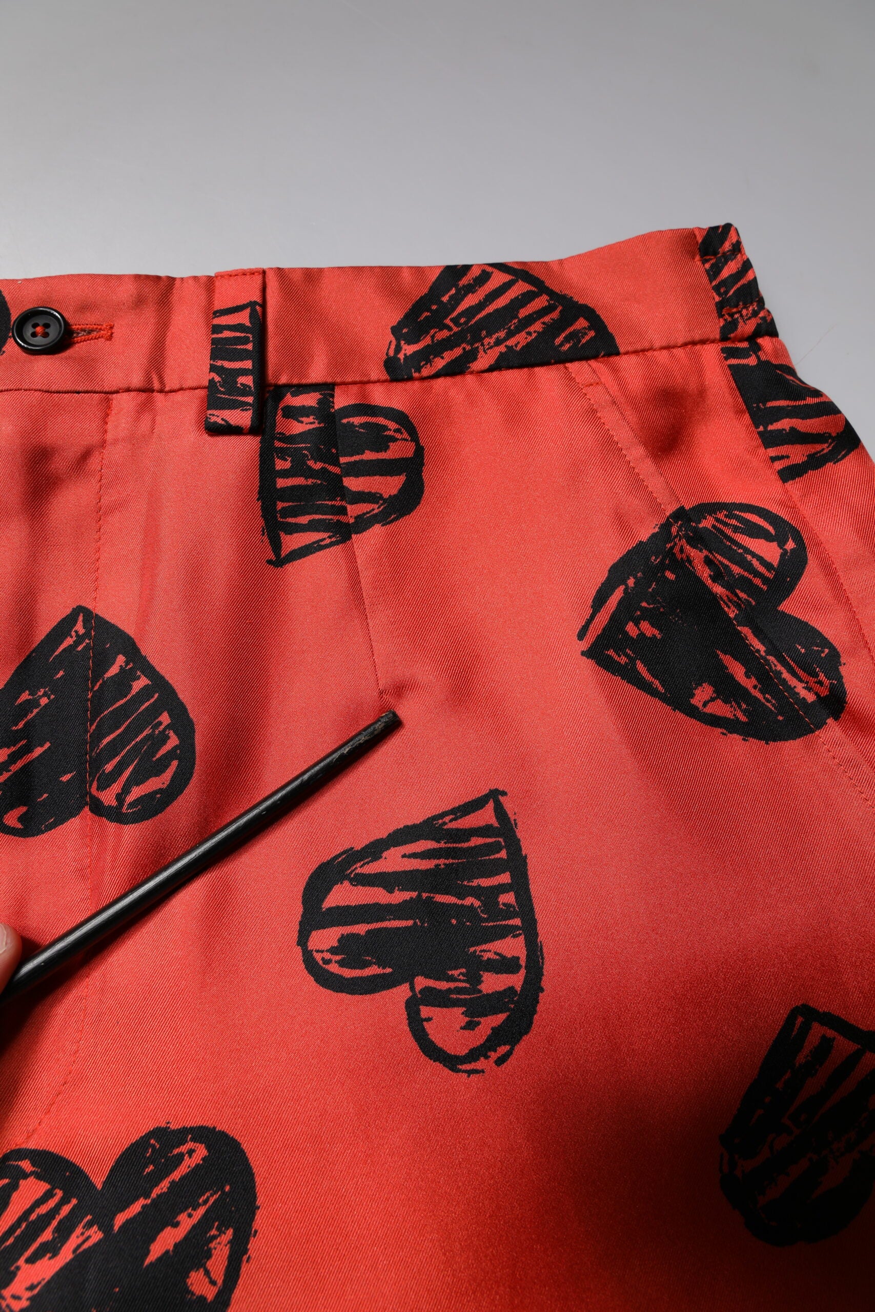 Dolce & Gabbana Orangefarbene Bermuda-Shorts mit Herz aus Seide