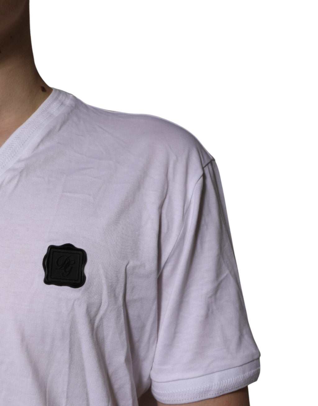 Dolce & Gabbana Weißes Baumwoll-Logo-Patch-T-Shirt mit V-Ausschnitt