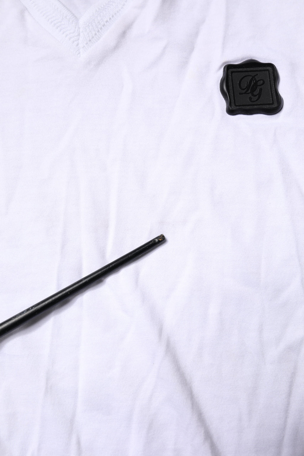 Dolce & Gabbana Weißes Baumwoll-Logo-Patch-T-Shirt mit V-Ausschnitt