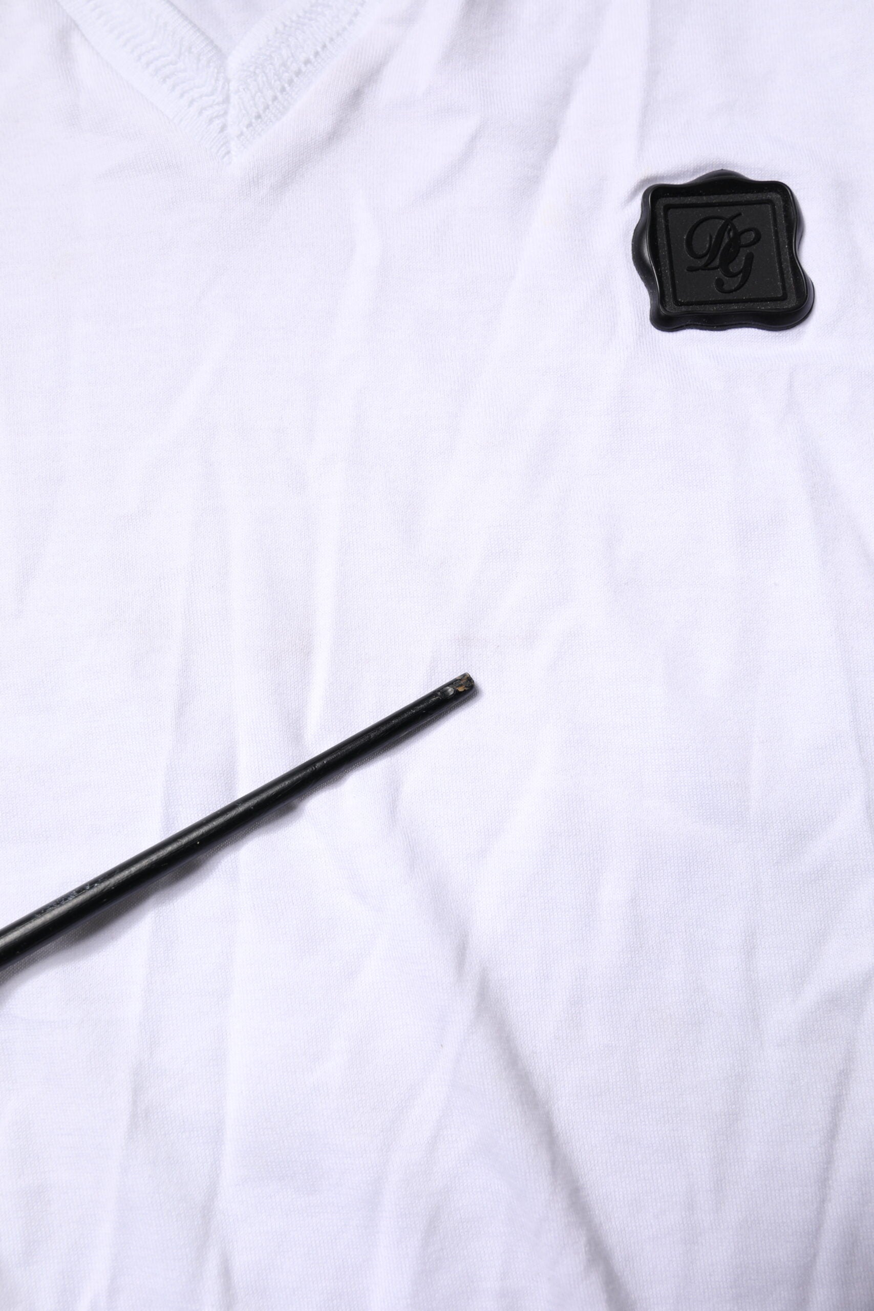 Dolce & Gabbana Weißes Baumwoll-Logo-Patch-T-Shirt mit V-Ausschnitt