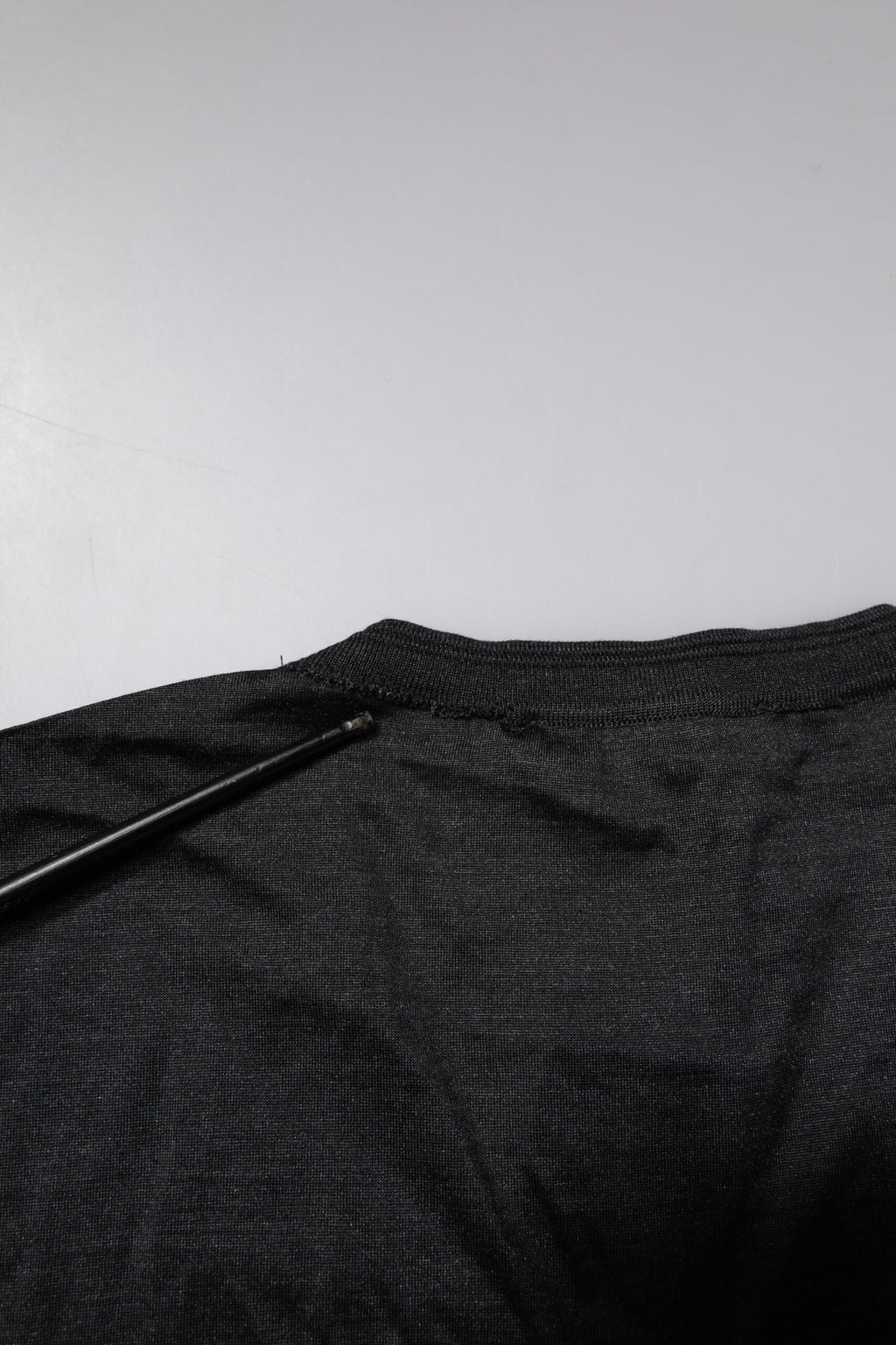 Dolce & Gabbana Dunkelgraues Seiden-T-Shirt mit V-Ausschnitt und kurzen Ärmeln