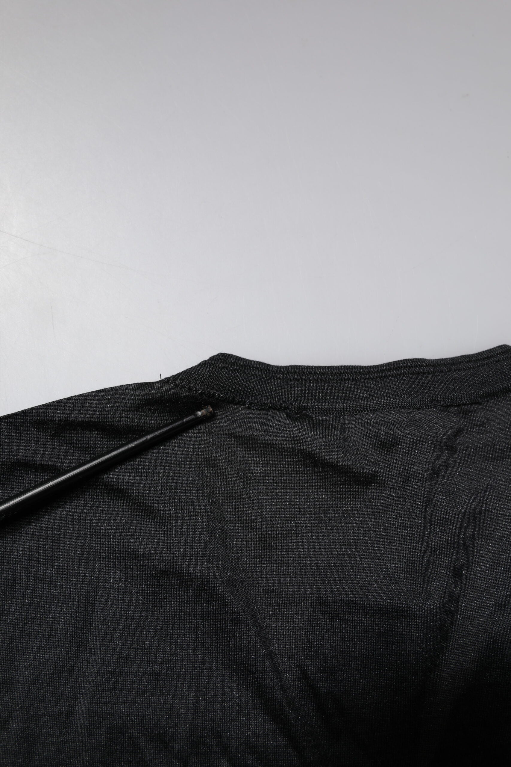 Dolce & Gabbana Dunkelgraues Seiden-T-Shirt mit V-Ausschnitt und kurzen Ärmeln